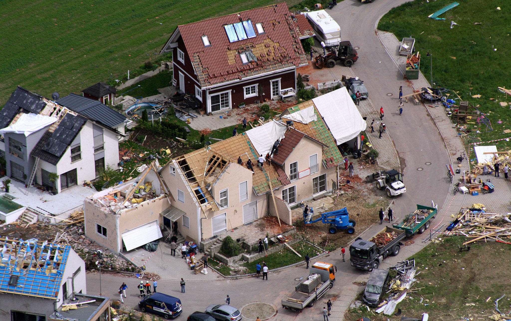 Tornado richtet in Süddeutschland Schäden in Millionenhöhe