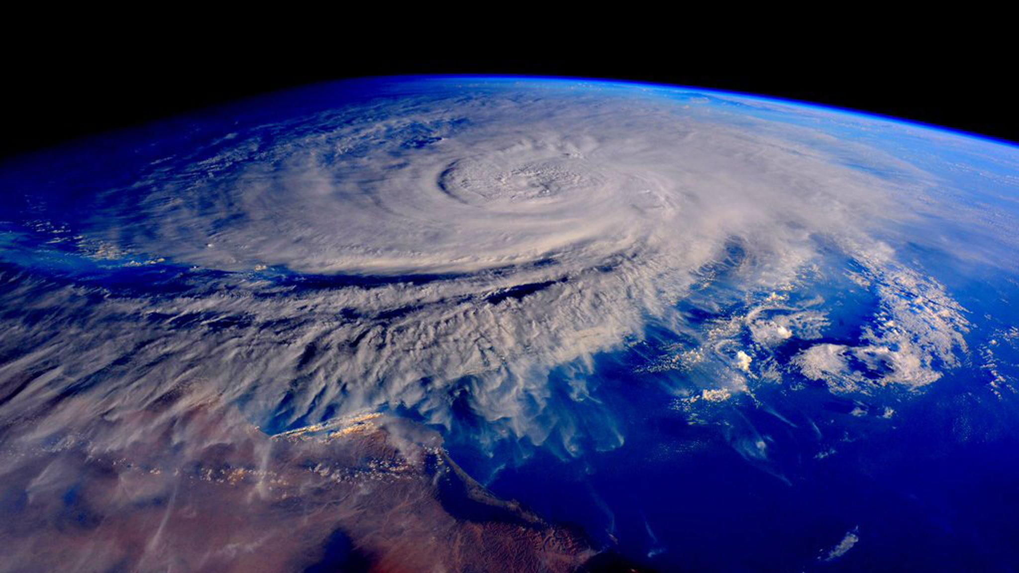 Klimawandel: Tropische Wirbelstürme ziehen heute langsamer als früher Während tropische Wirbelstürme auf der Erde Tod und Verderben bringen können, sind sie vom Weltraum betrachtet beeindruckend schön.