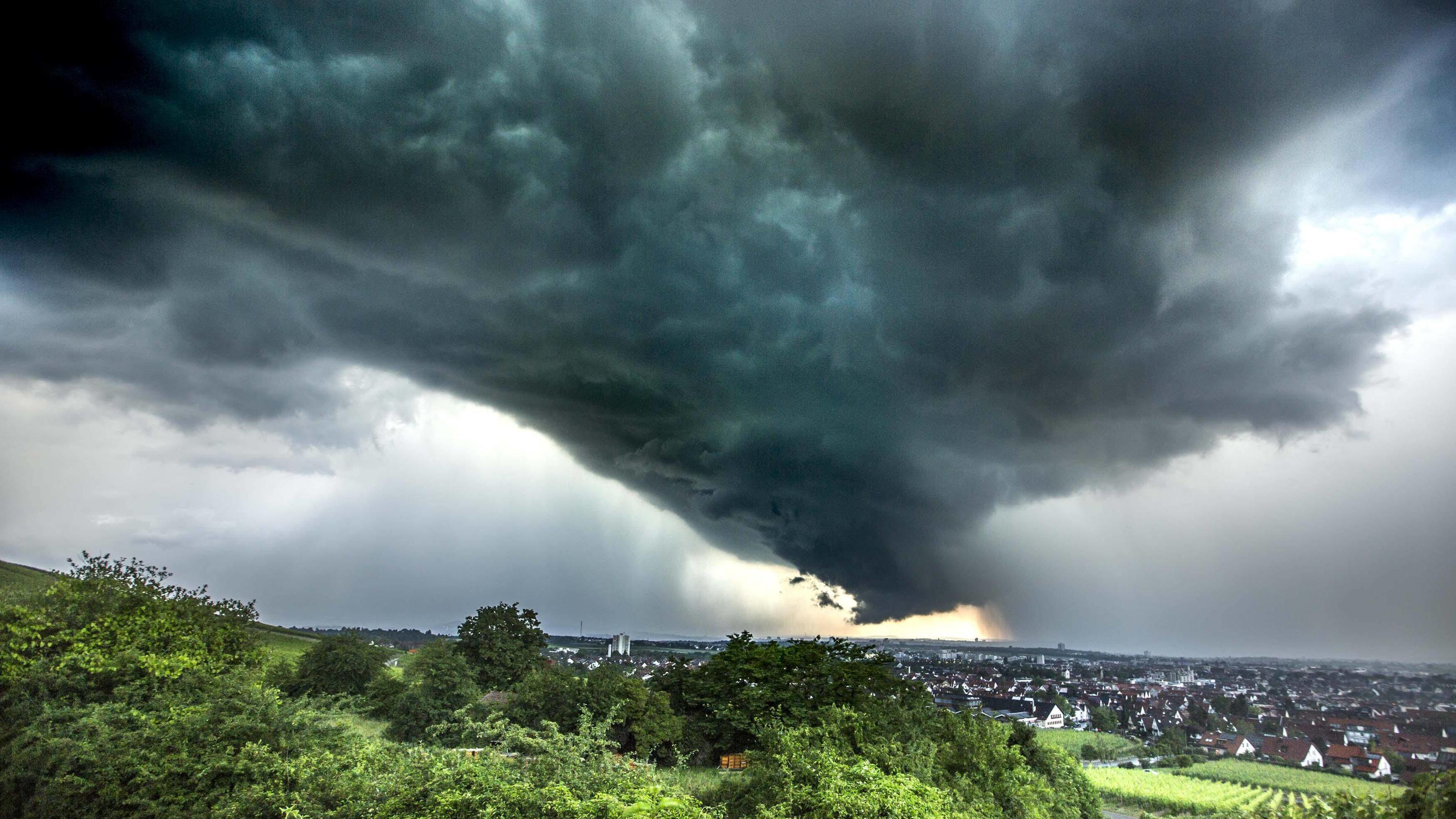 Wetterlexikon: Cloud Cluster Rotierende Gewitterzelle über der Region Stuttgart.