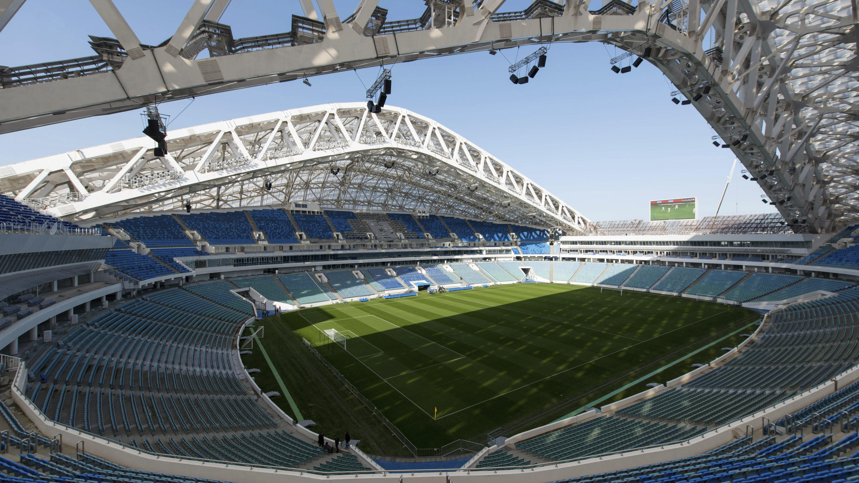 Die Wetterextreme und das Klima der Spielorte der WM 2018 in Russland ARCHIV - 01.03.2017, Russland, Sotschi: Das Fischt-Stadion in Sotschi. In dem Stadion sollen Spiele der FIFA-Fußball-Weltmeisterschaft 2018 stattfinden. Die Fischt-Arena mit dem Flügeldach hat einen Blick aus Schwarze Meer und war Hauptspielort der D