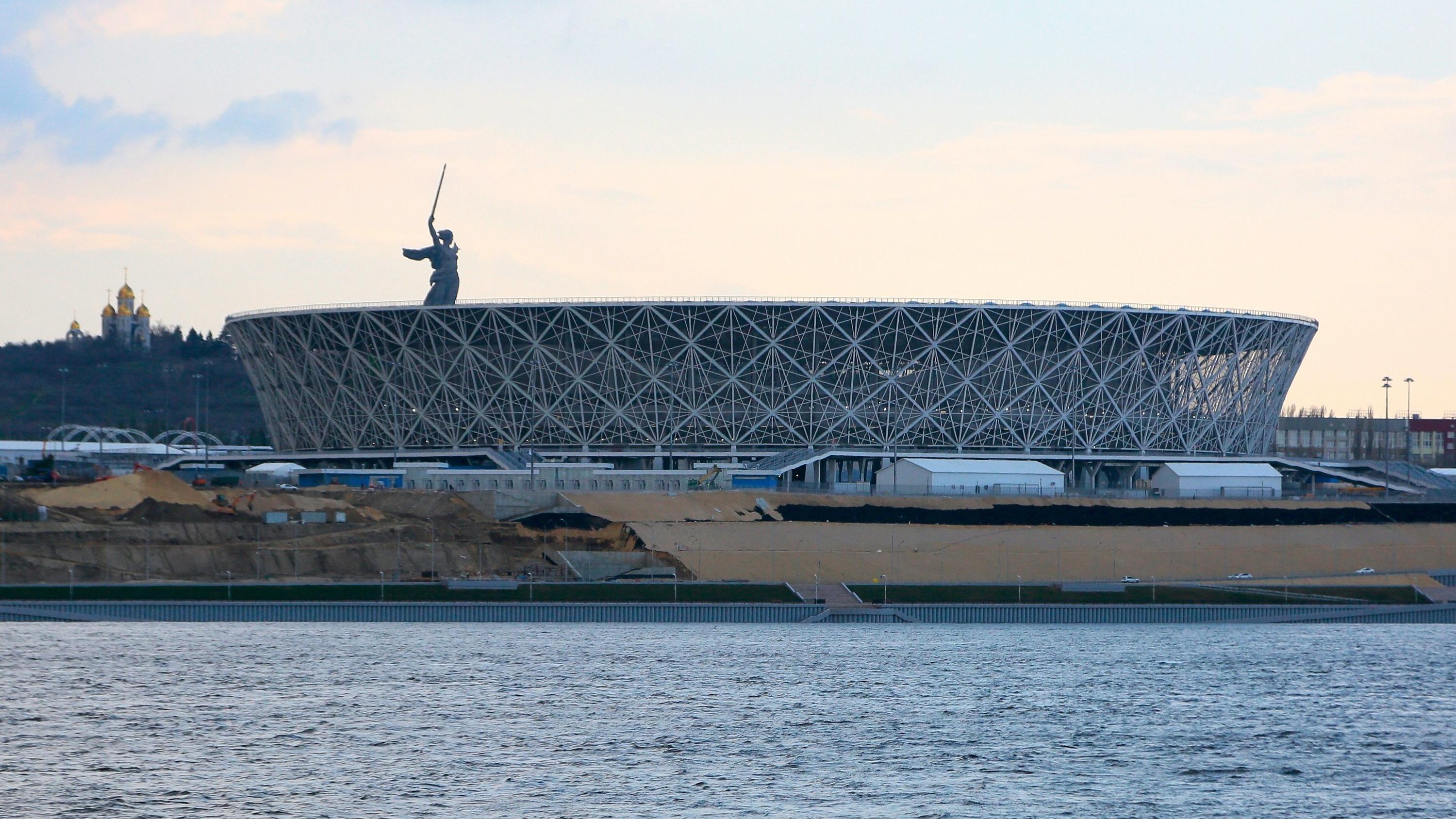 Die Wetterextreme und das Klima der Spielorte der WM 2018 in Russland ARCHIV - 19.04.2018, Russland, Wolgograd: Die neue Wolgograd-Arena, das WM-Stadion der Stadt, entstand am Ufer der Wolga vor der Kulisse des Kriegsmahnmals «Mutter Heimat ruft». In dem Stadion sollen Spiele der FIFA-Fußball-Weltmeisterschaft 2018 s