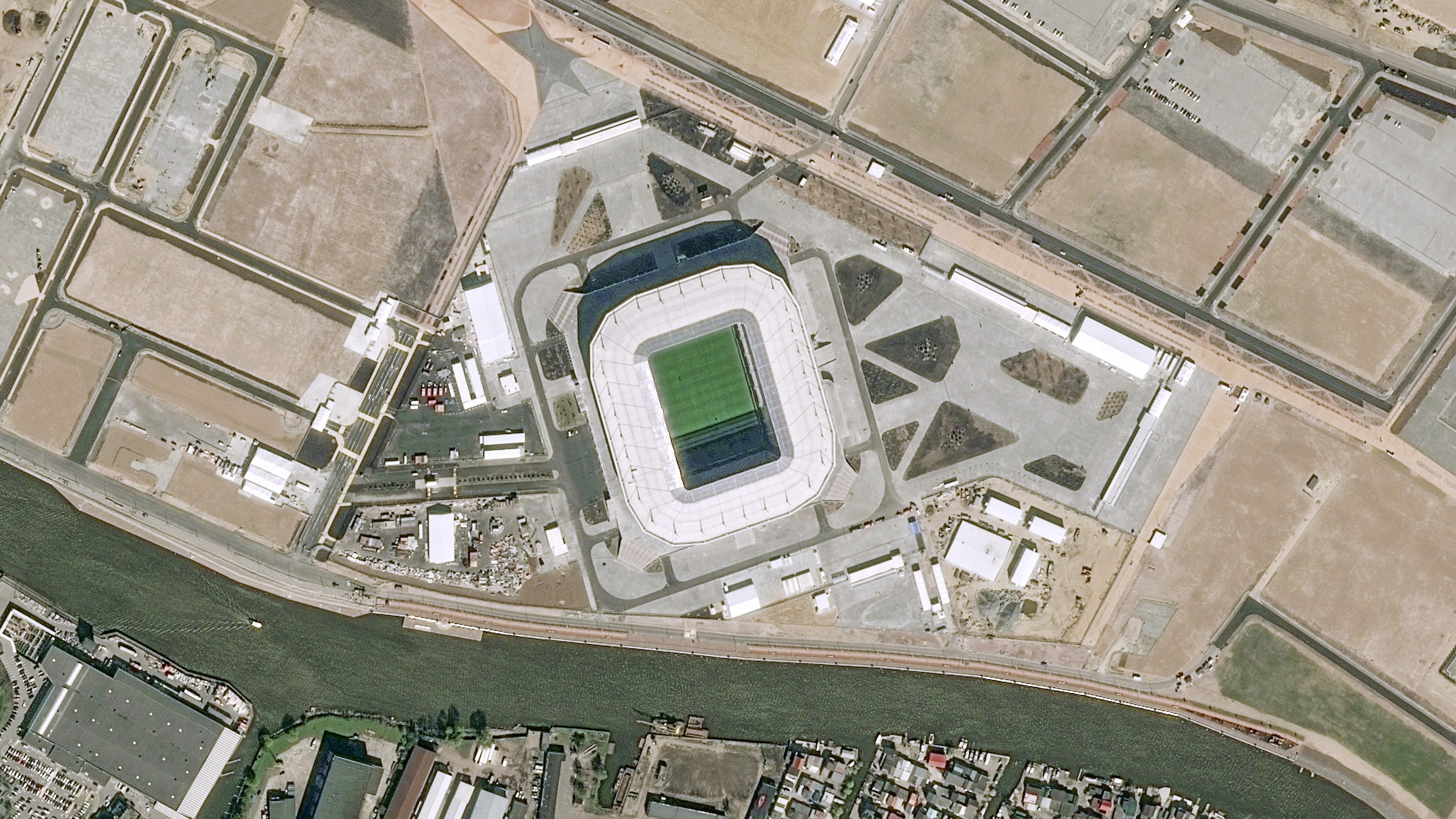 Die Wetterextreme und das Klima der Spielorte der WM 2018 in Russland HANDOUT - Unbekanntes Datum, Russland, Kaliningrad: Die von Airbus Defence & Space zur Verfügung gestellte undatierte Satellitenaufnahme zeigt das WM-Stadion in Kaliningrad. In dem Stadion sollen Spiele der FIFA-Fußball-Weltmeisterschaft 2018 stattfi
