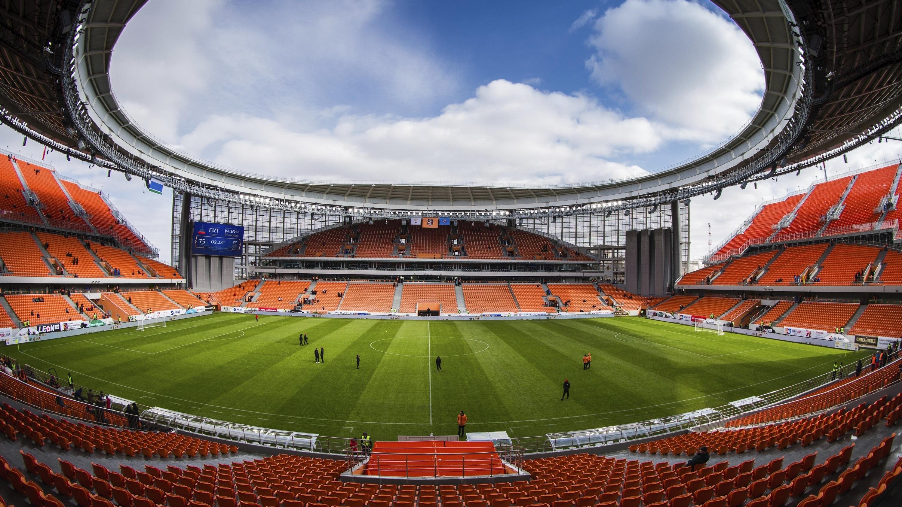 Die Wetterextreme und das Klima der Spielorte der WM 2018 in Russland ARCHIV - 01.04.2018, Russland, Jekaterinburg: Die Jekaterinburg Arena - rund um die neo-klassizistische Fassade der alten Arena wurde das neue Stadion gebaut. Markant sind die Hinter-Tor-Tribünen, die aus dem Rund herausragen und nach der WM abgebaut
