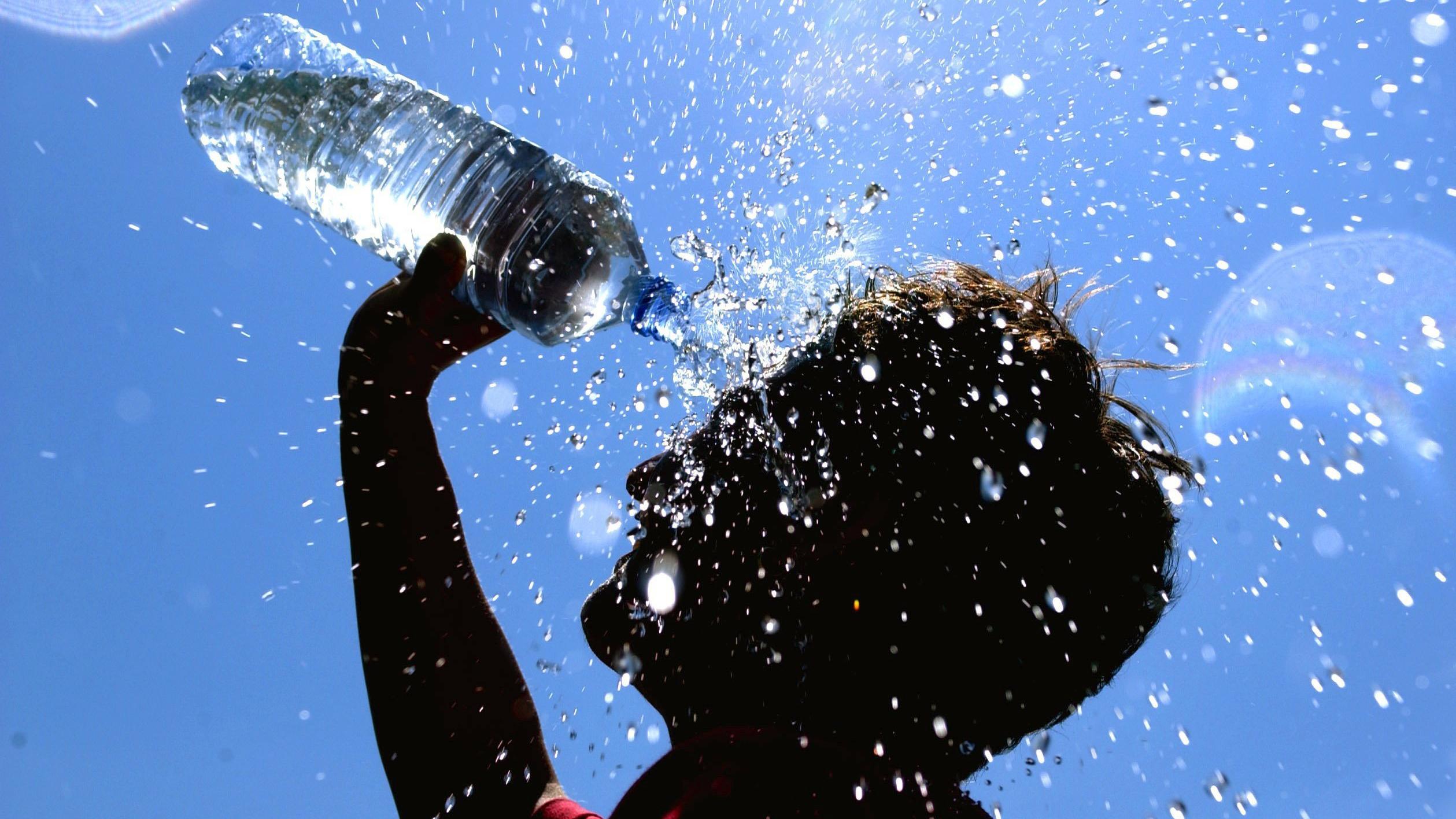 Europawetter: So leidet Südeuropa derzeit unter Hitze und Unwettern Abkühlung bei 14 Sonnenstunden und 41 Grad.