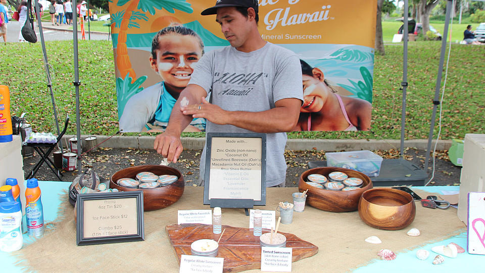 Sonnencremes können Meerestieren schaden - Hawaii verbietet erste Produkte 05.05.2018, USA, Hawaii, Honolulu: Michael Koenigs verkauft auf einem Bauernmarkt in Honolulu selbst hergestellte Sonnencreme. (zu dpa «Sonnencremes können Meerestieren schaden - Hawai'i verbietet Produkte» vom 26.06.2018) Foto: Christina Horsten/dpa