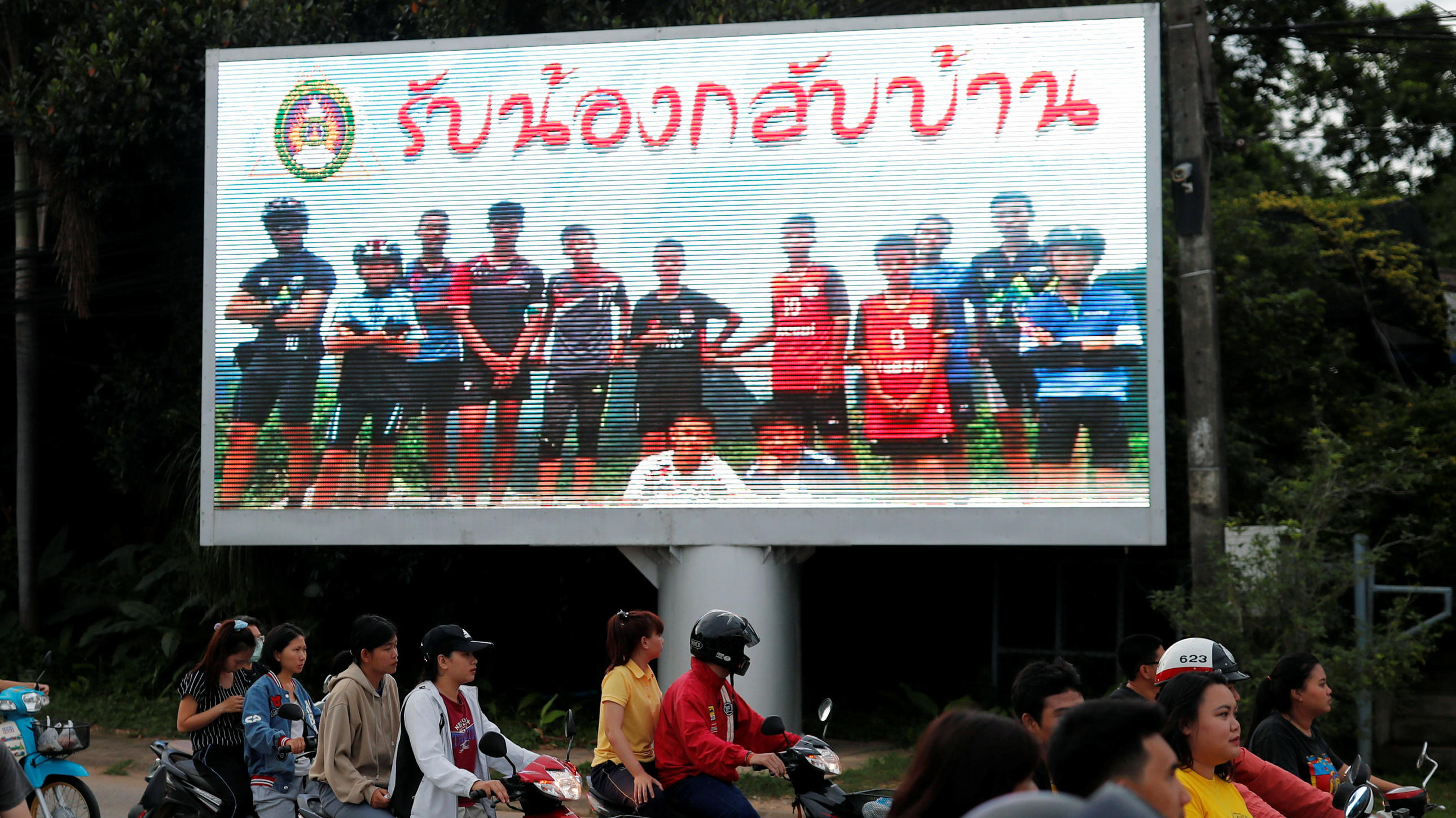 Höhlendrama in Thailand: Alle Jungen und ihr Trainer gerettet A board showing "Welcome home, boys", is seen after rescue effort has begun for the 12 schoolboys and their soccer coach trapped in Tham Luang cave, in Chiang Rai, Thailand, July 9, 2018. REUTERS/Tyrone Siu