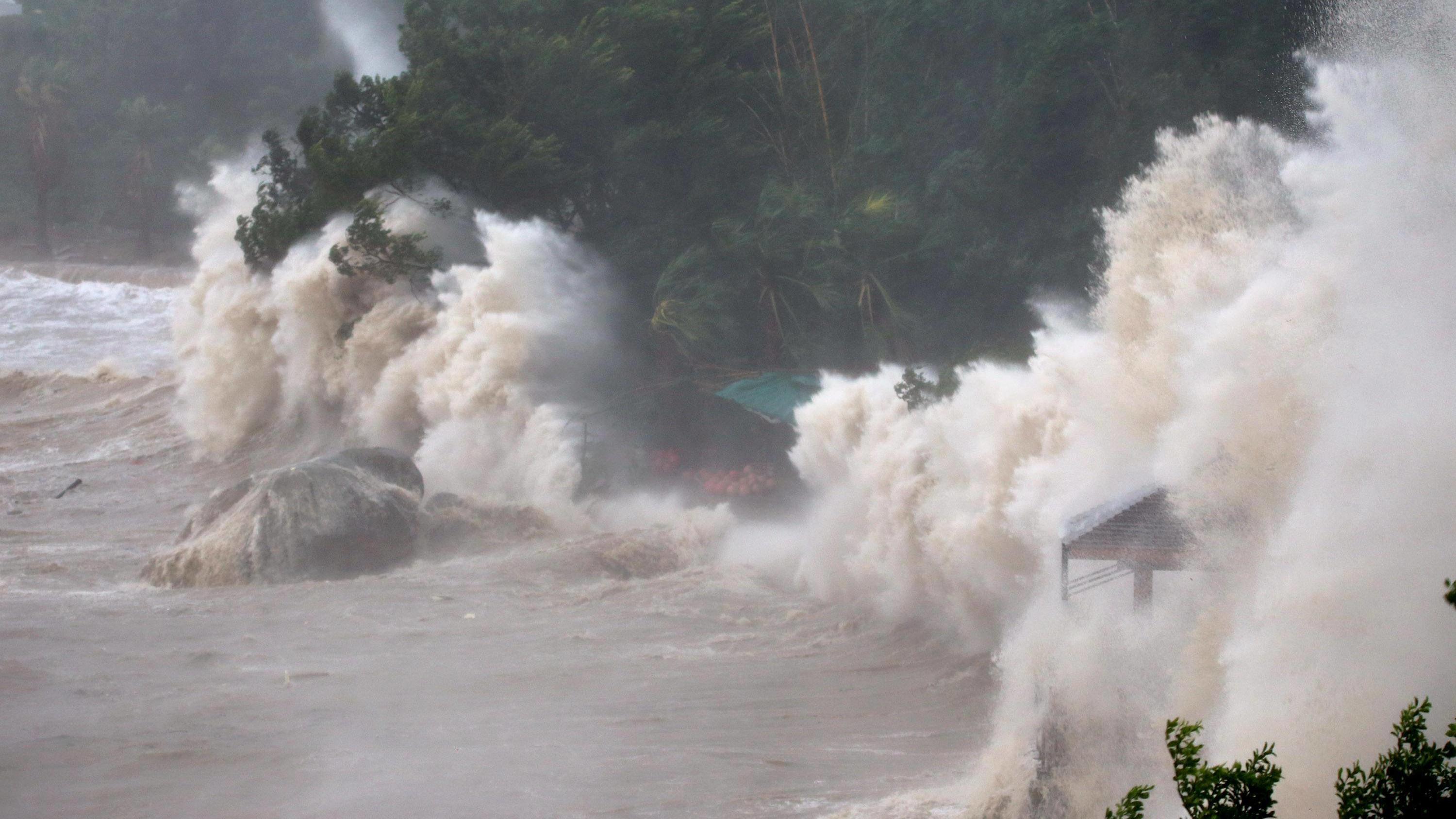 Wetterlexikon: Was ist ein Hurrikan? WENZHOU, CHINA - JULY 11: Huge waves brought by typhoon Maria surge up the coastal line on July 11, 2018 in Wenzhou, Zhejiang Province of China. Typhoon Maria made landfall at around 9:10 a.m. Wednesday in Lianjiang County, Fujian Province. PUBLICATI