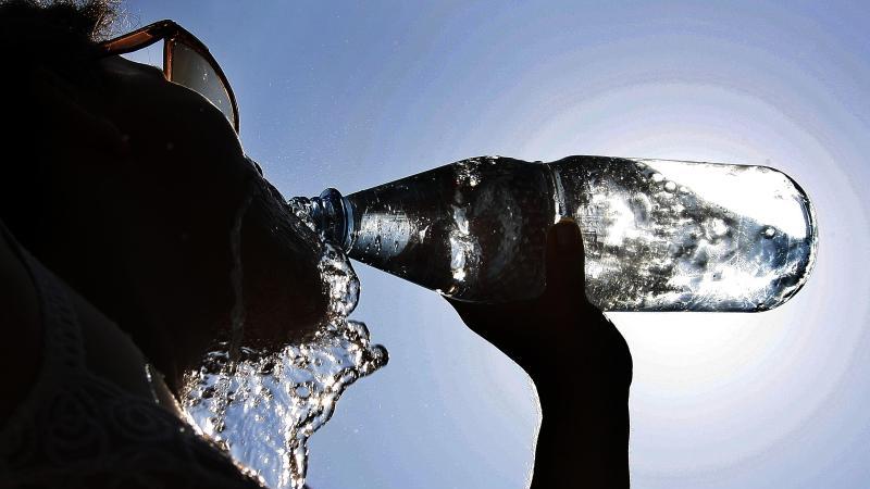Stilles Mineralwasser bei Stiftung Warentest: Discounter-Marken unter den Testsiegern Frau trinkt Mineralwasser