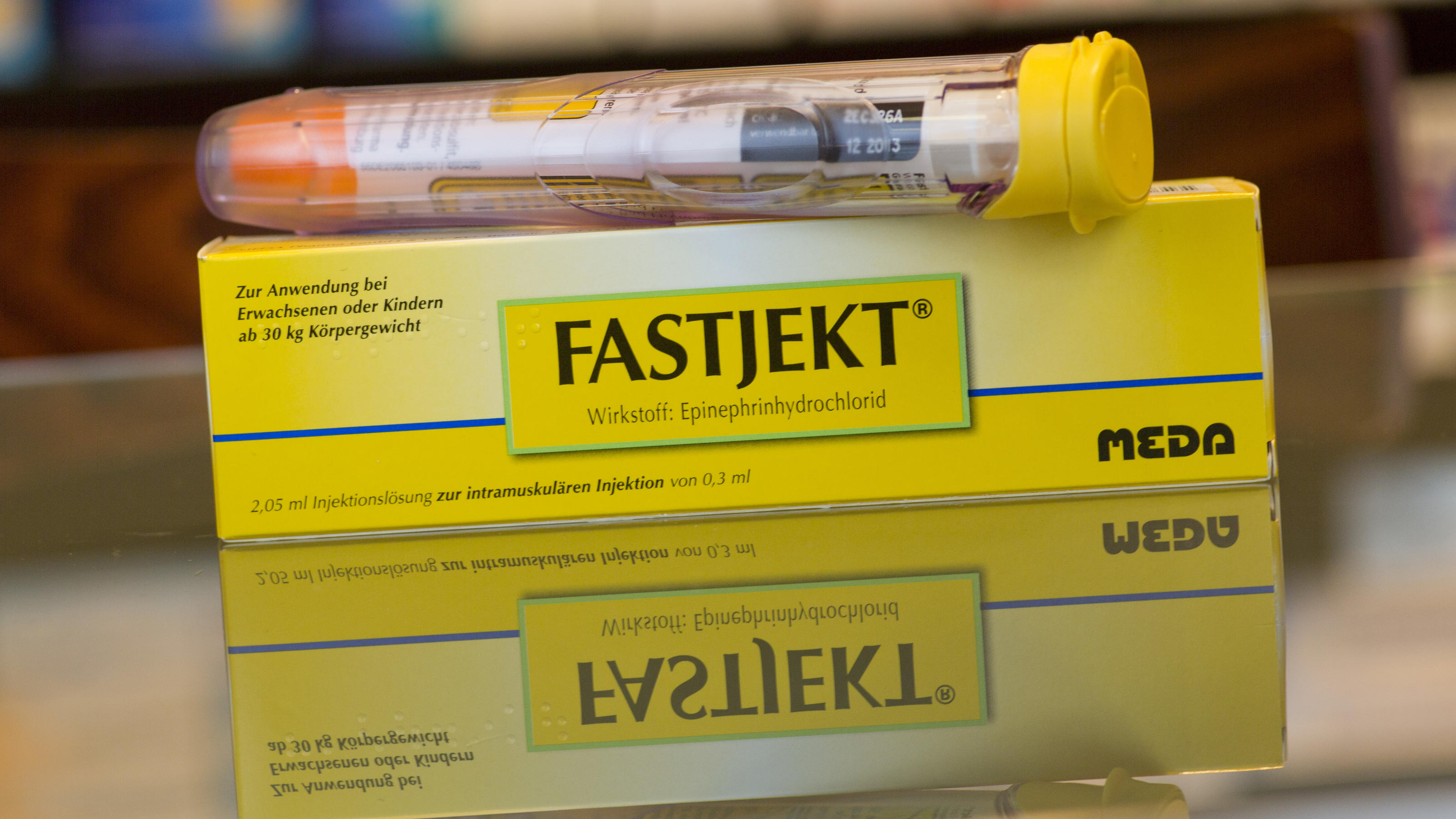 Schlechte Nachricht für Wespen-Allergiker: Apotheken fehlen Notfallmedikamente "Fastjekt" & Co. Das Medikament Fastjekt, fotografiert in Frankfurt am Main (Hessen) am 16.11.2012. Es dient zur Notfallbehandlung einer akuten allergischen Reaktion (anaphylaktischer Schock). Der enthaltene Wirkstoff ist Epinephrinhydrochlorid, das mit dem natürlich