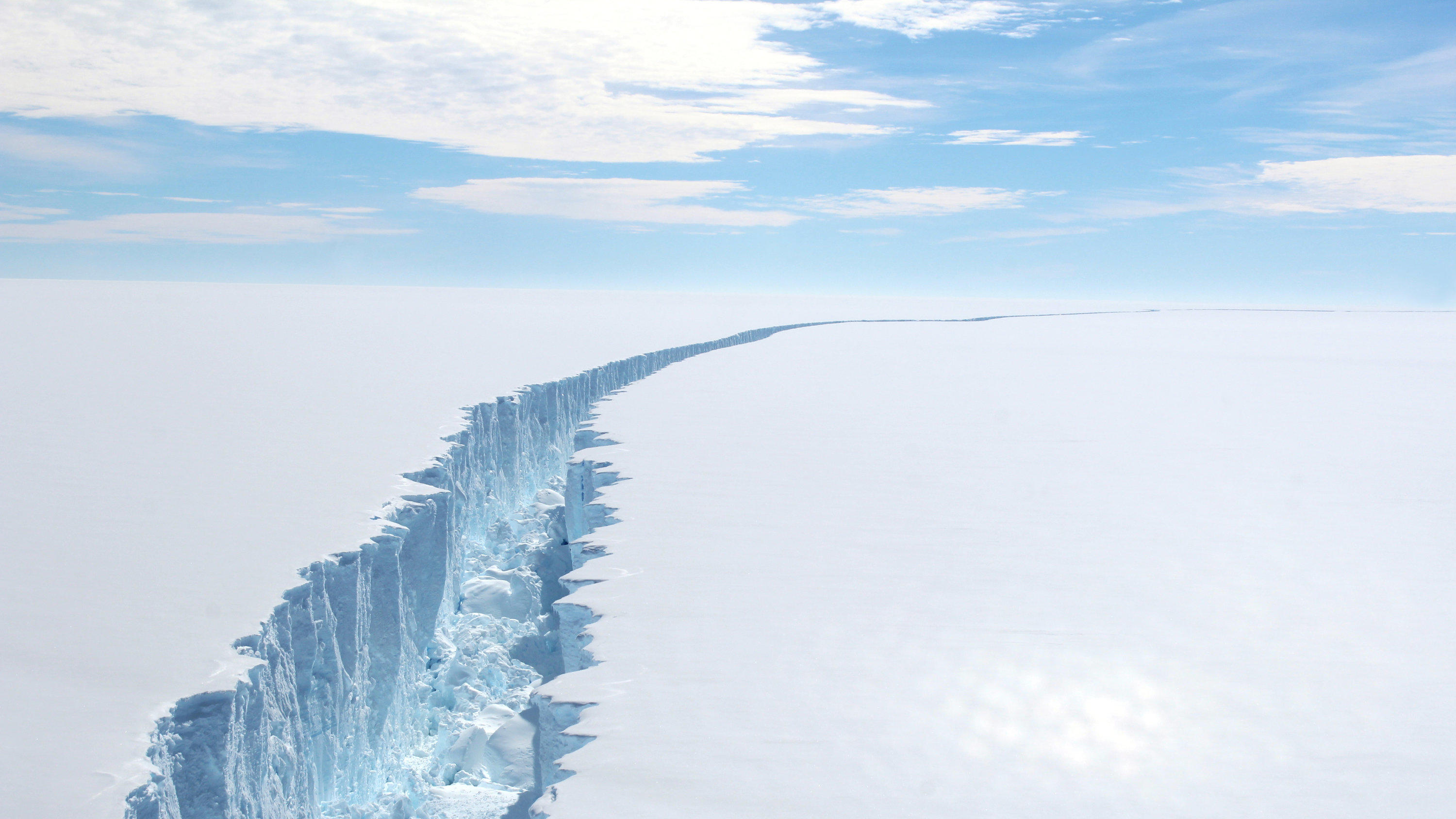 Bedrohung für die Küstenstädte: Gigantische Eisschmelze in der Westantarktis Gigantischer Riss im Larsen-C-Schelfeis in der Antarktis.