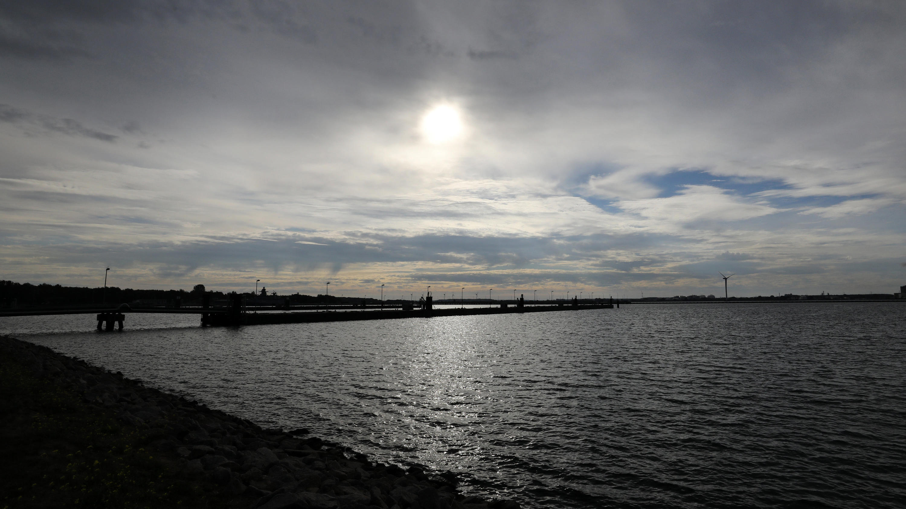 Wetterlexikon: Extinktion 10.09.2018, Mecklenburg-Vorpommern, Warnemünde: Dunkle Wolken schieben sich im Ostseebad vor die Sonne. Foto: Bernd Wüstneck/dpa-Zentralbild/dpa +++ dpa-Bildfunk +++