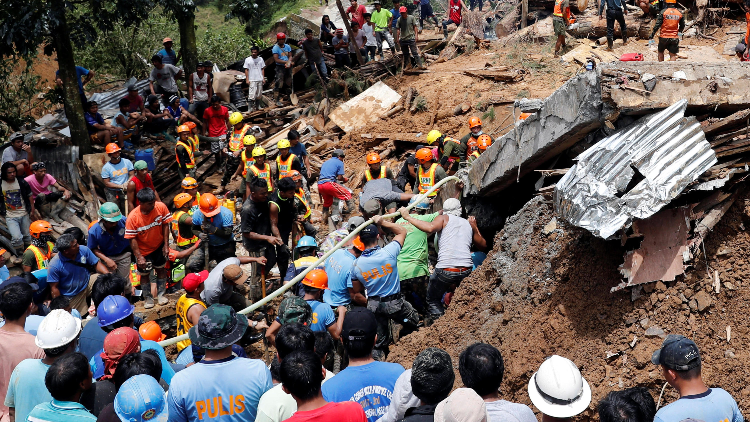 Taifun Rescuers search for people trapped in a landslide caused by Typhoon Mangkhut at a small-scale mining camp in Itogon, Benguet, in the Philippines, September 17, 2018. REUTERS/Erik De Castro