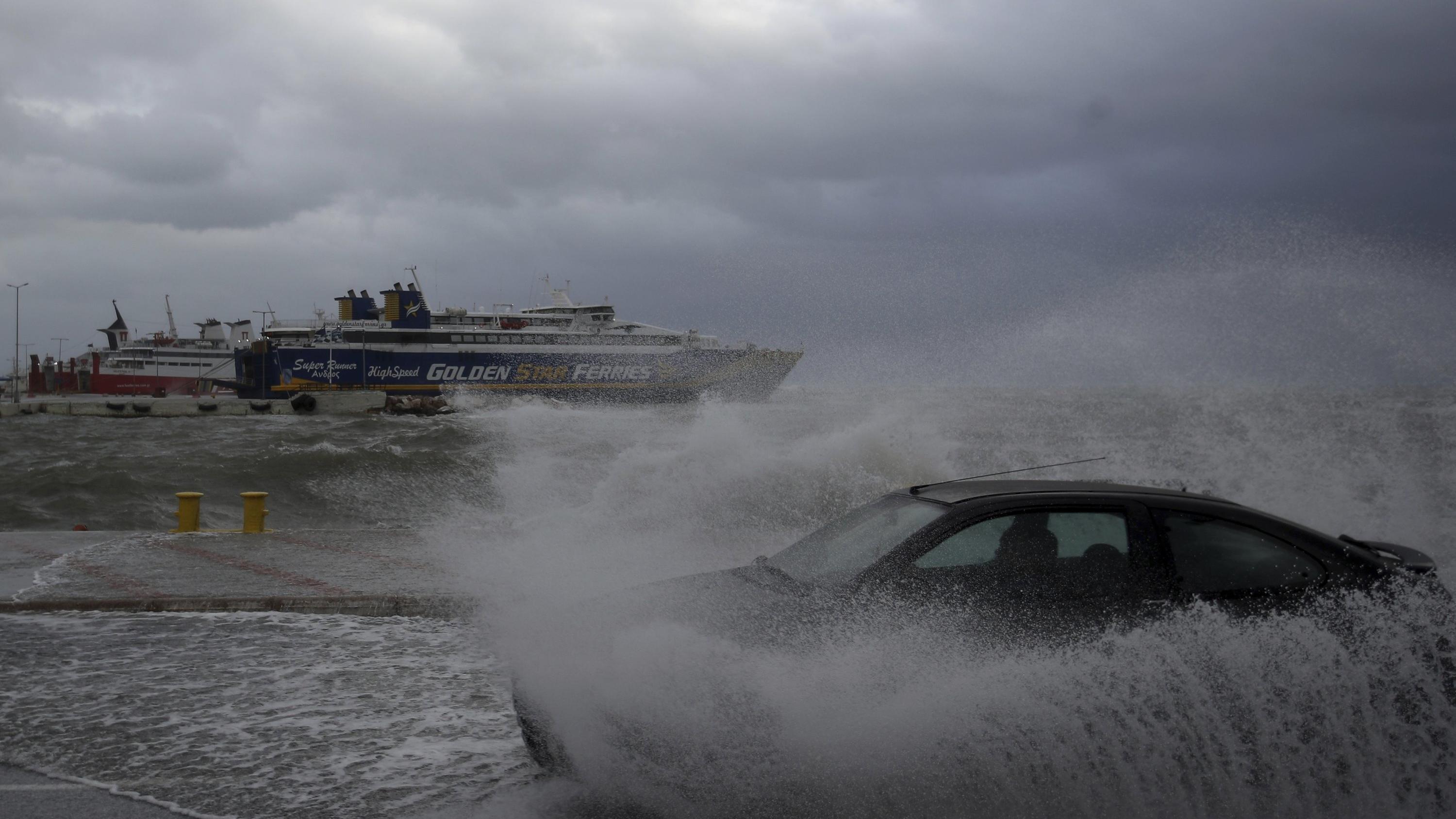 Italien und Griechenland: Extremwetter durch Superzellen mit Hagel, Sturm, Starkregen Archivbild: Dunkle Gewitterwolke mit gewittrigem Schauer.