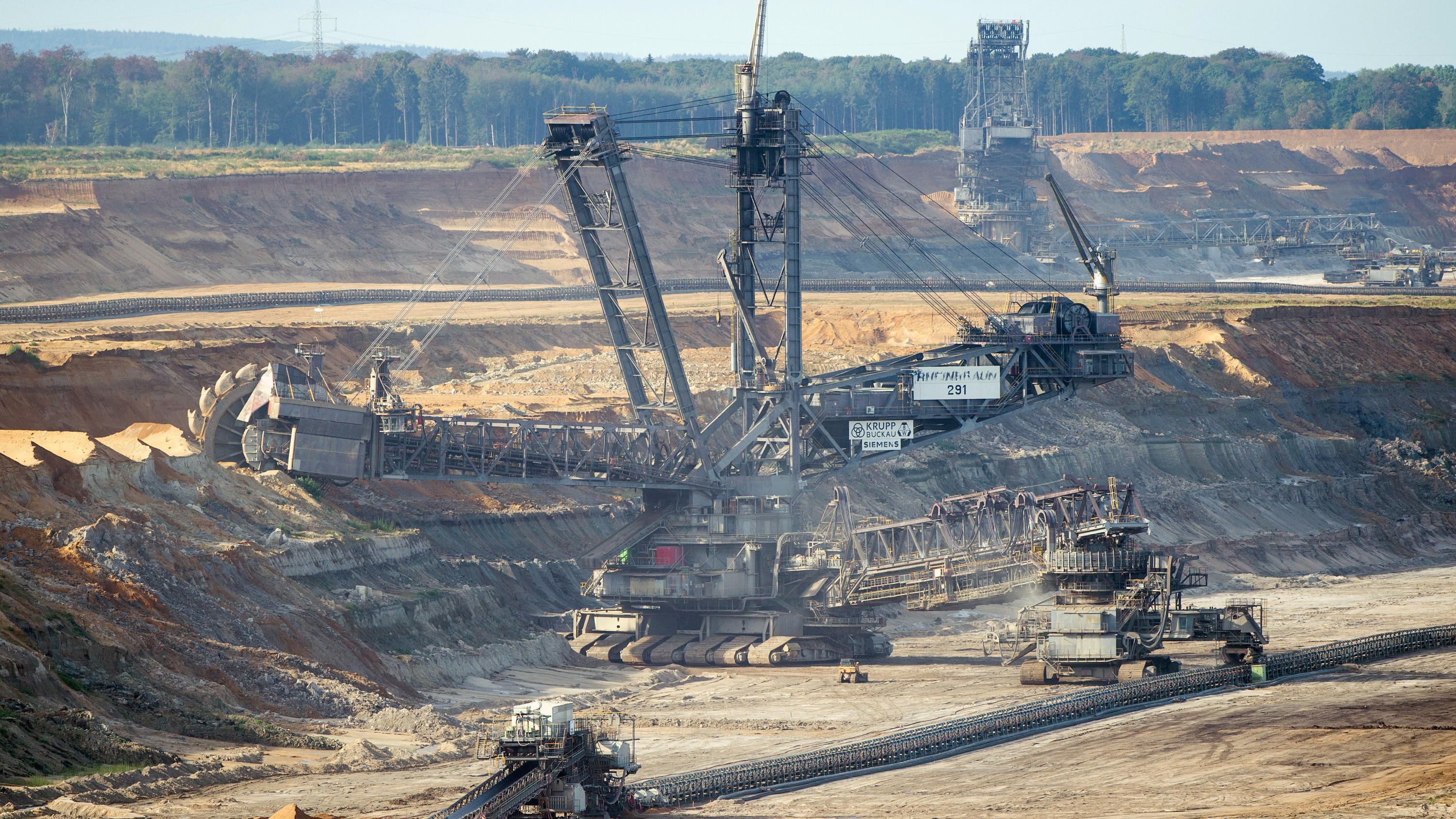 Immer mehr Menschen wollen Öko-Strom – warum der Wechsel gut für die Umwelt ist Im Braunkohletagebau Hambach stehen große Bagger. Im Hintergrund ist der Hambacher Forst zu sehen. Aktivisten versuchen die Rodung des Hambacher Forsts durch den Energiekonzern RWE zu verhindern.
