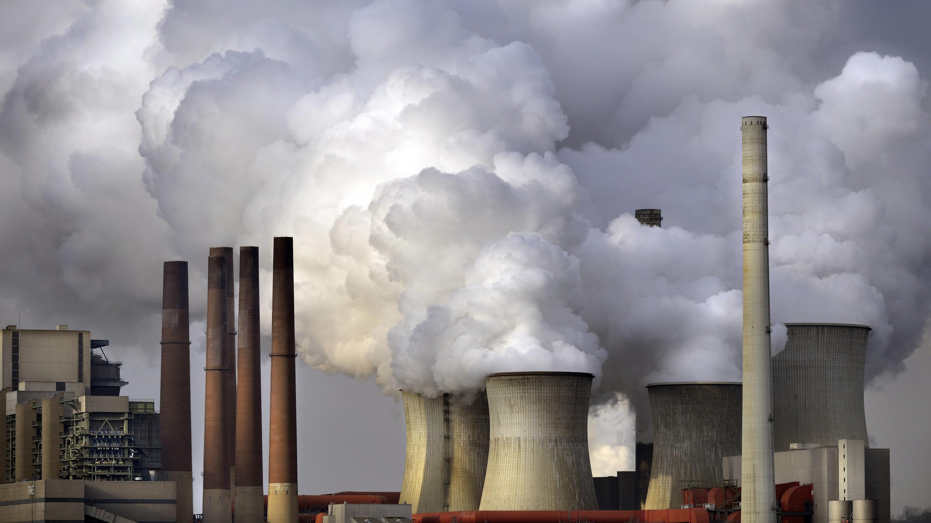 Weltklimarat-Bericht: Erderwärmung muss auf 1,5 Grad begrenzt werden 21.01.2015, DEU, DEUTSCHLAND, Neurath , das alte Braunkohlekraftwerk Neurath I der RWE AG