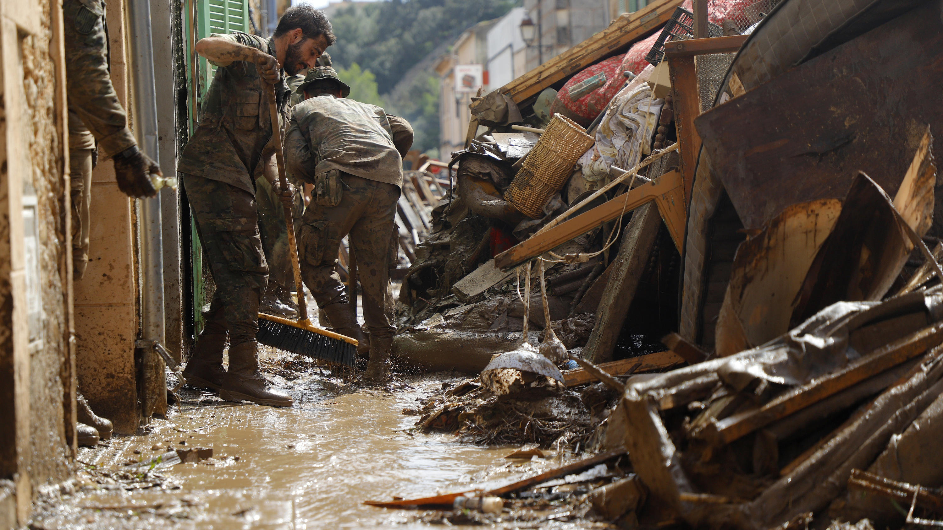 "Held von Mallorca": Daniel Thielk zog Úrsula (7) aus den Fluten 11.10.2018, Spanien, Sant Llorenc Des Cardassar: Spanische Soldaten reinigen eine verschlammte Straße. Verheerende Unwetter auf Mallorca haben am 09.10. mehreren Menschen das Leben gekostet. Foto: Clara Margais/dpa +++ dpa-Bildfunk +++