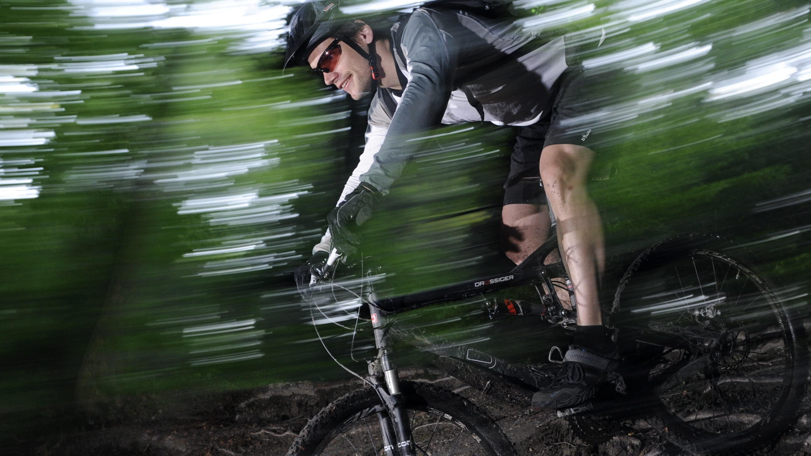 Fahrrad Mountainbike Ein Mountainbike-Fahrer fährt in München auf einer Mountainbike-Strecke im Wald.