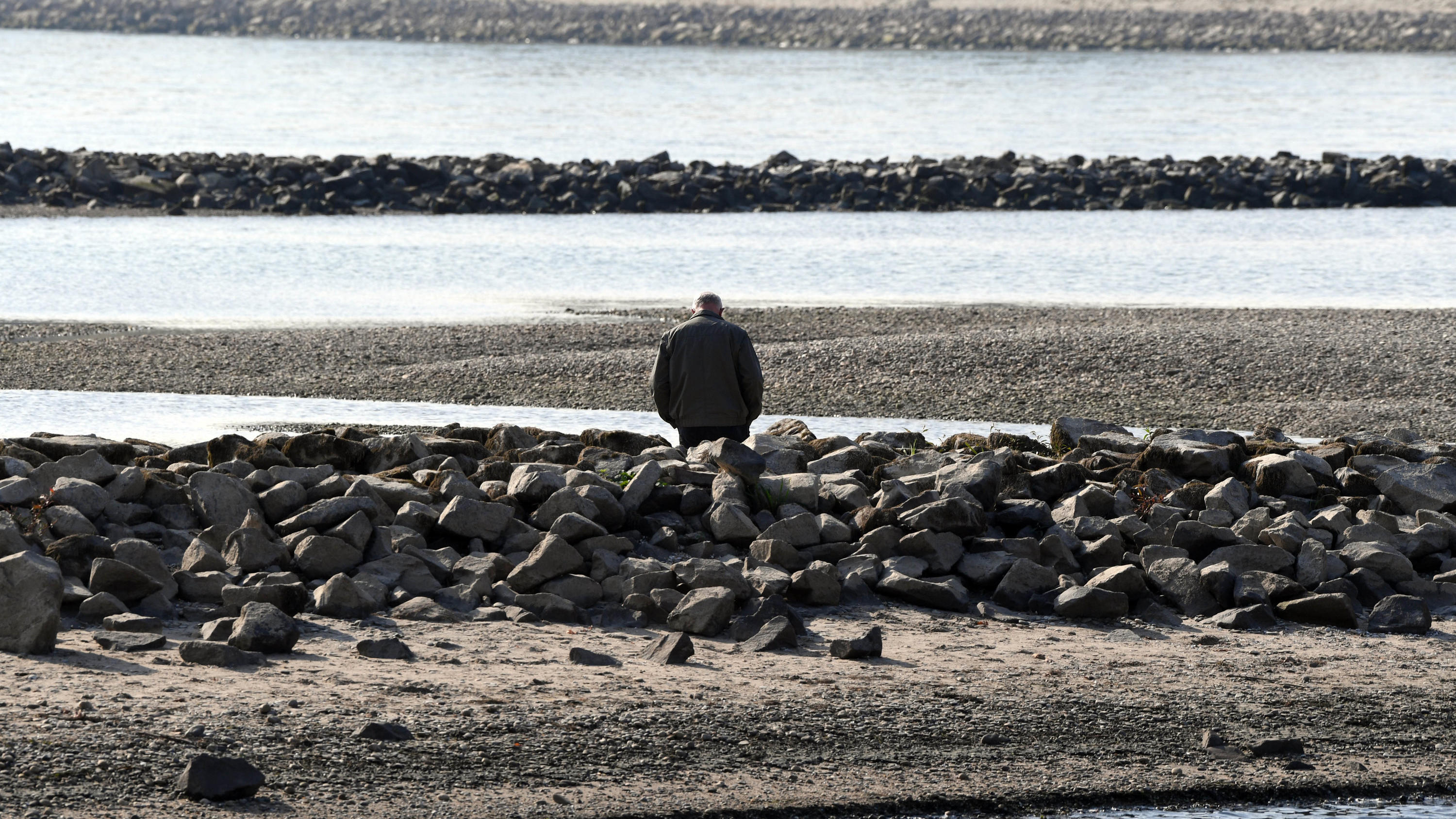 Sinkender Rheinpegel in Köln, Bonn & Co.: Niedrigwasser erreicht historische Rekordwerte Niedriger Wasserstand am Rhein