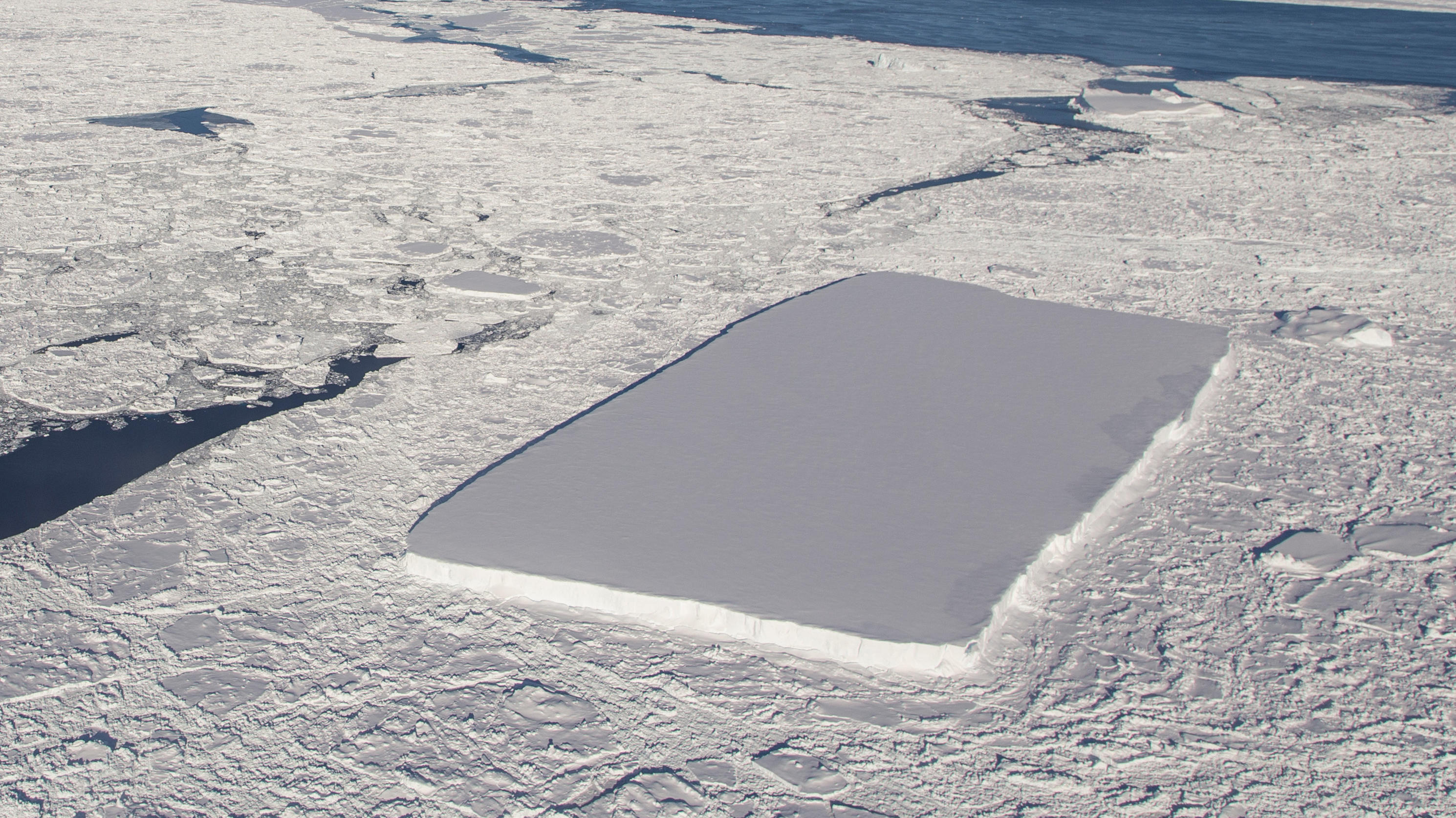 Bedrohung für die Küstenstädte: Gigantische Eisschmelze in der Westantarktis Eisberg treibt im Norden der Antarktis