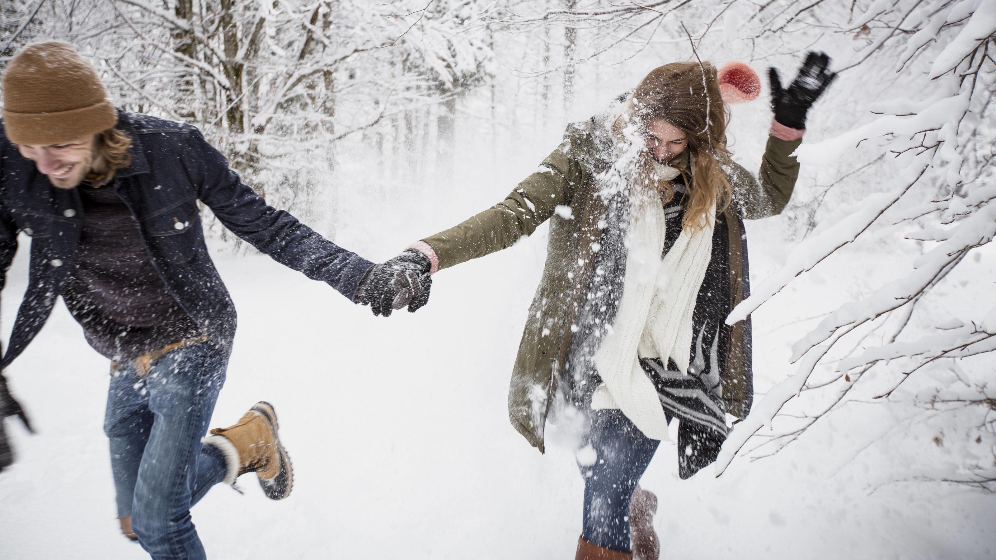 Erster Schnee 2018: Bis zu 15 Zentimeter Neuschnee Happy couple running in winter forest model released Symbolfoto PUBLICATIONxINxGERxSUIxAUTxHUNxONLY SUF00429