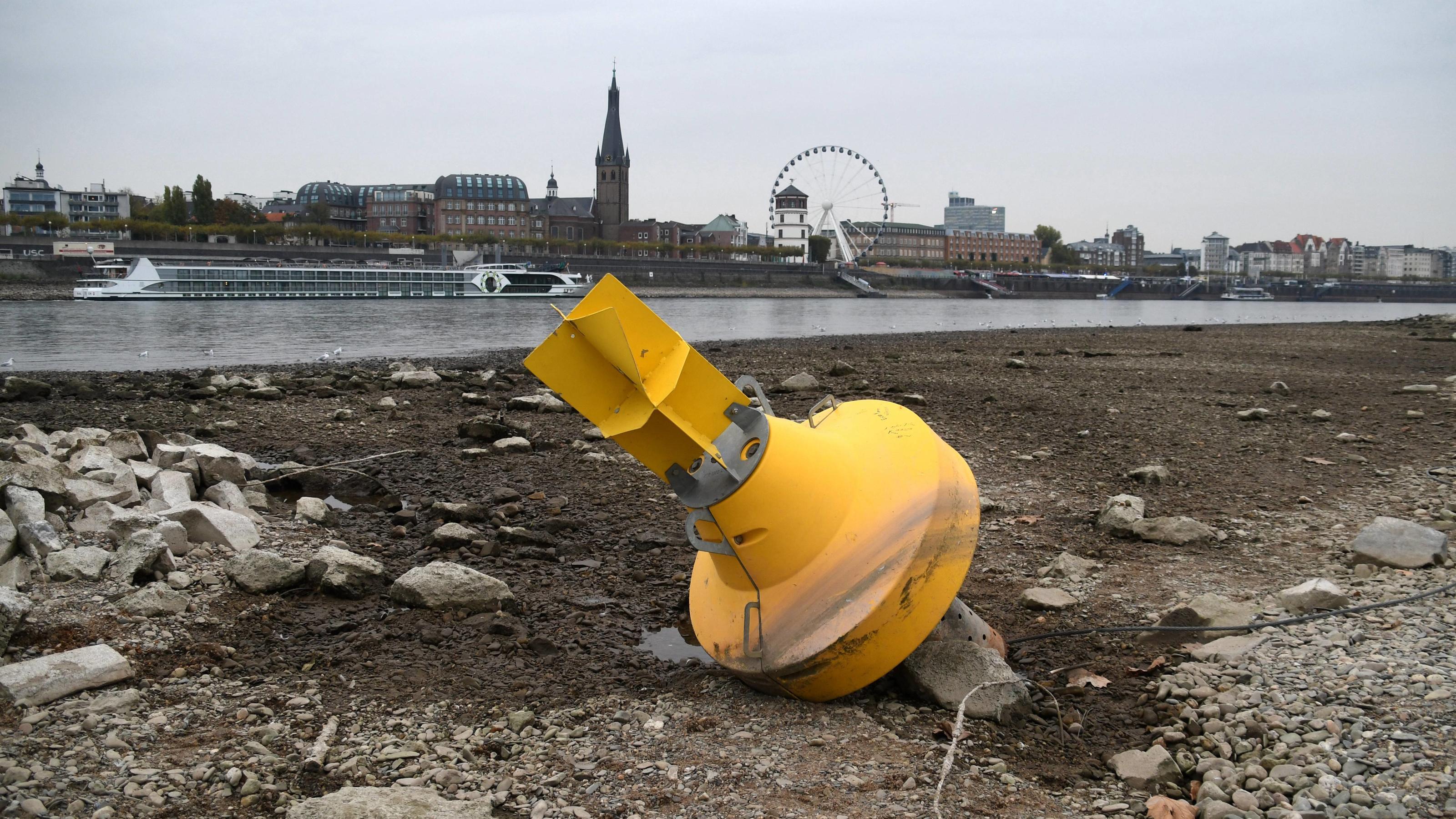 Der 7. Monat in Folge: Auch der Oktober 2018 war zu warm, zu trocken und sehr sonnig Historische Niedrigwasser auf dem Rhein bei Düsseldorf