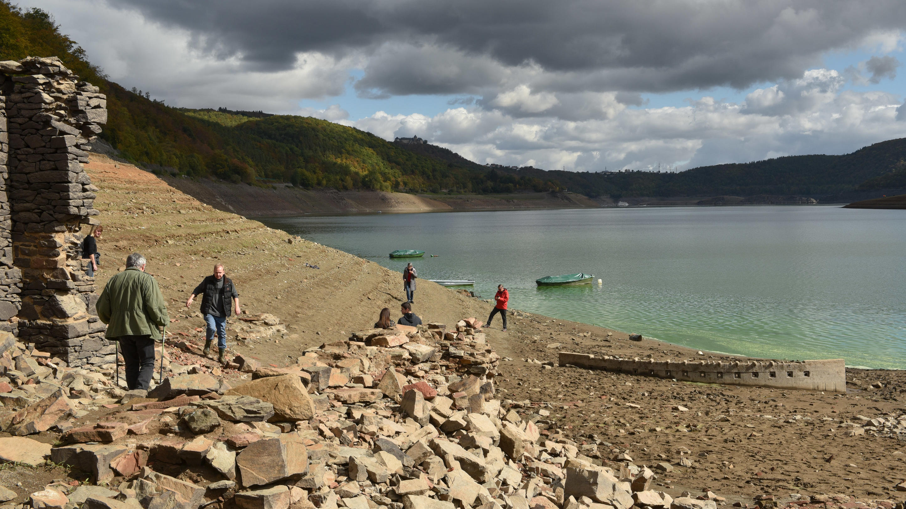 Anhaltende Trockenheit in Deutschland: Wasser in Talsperren wird knapp ARCHIV - 25.09.2018, Hessen, Edertal: Das Mini-Sperrmauermodell ist aus den zurückgehenden Fluten des Edersees aufgetaucht. Das Modell ist vor 100 Jahren parallel zum Bau der echten Edertalsperre entstanden. In dem Stausee befinden sich die Ruinen ve