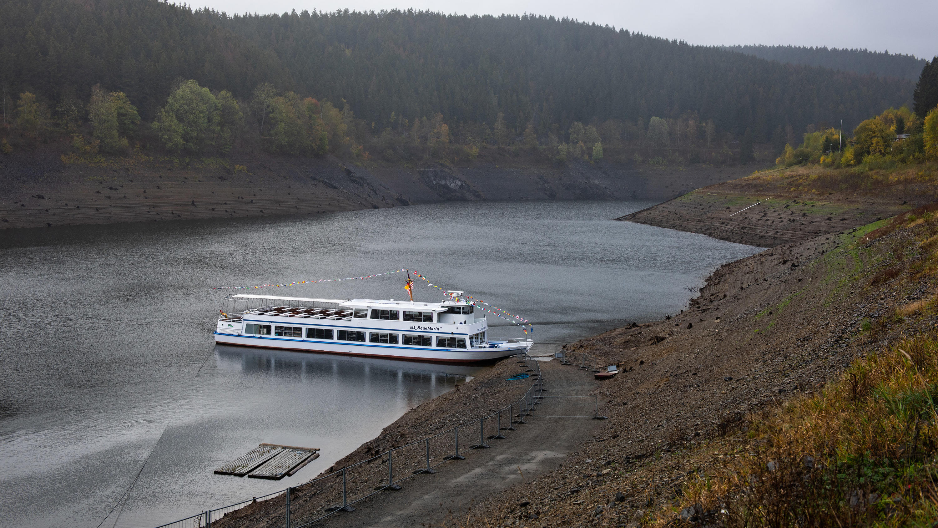 Februar mit Regen ohne Ende: Gleicht das die Trockenheit der letzten Monate aus? ARCHIV - 25.10.2018, Niedersachsen, Altenau: Das Touristenschiff