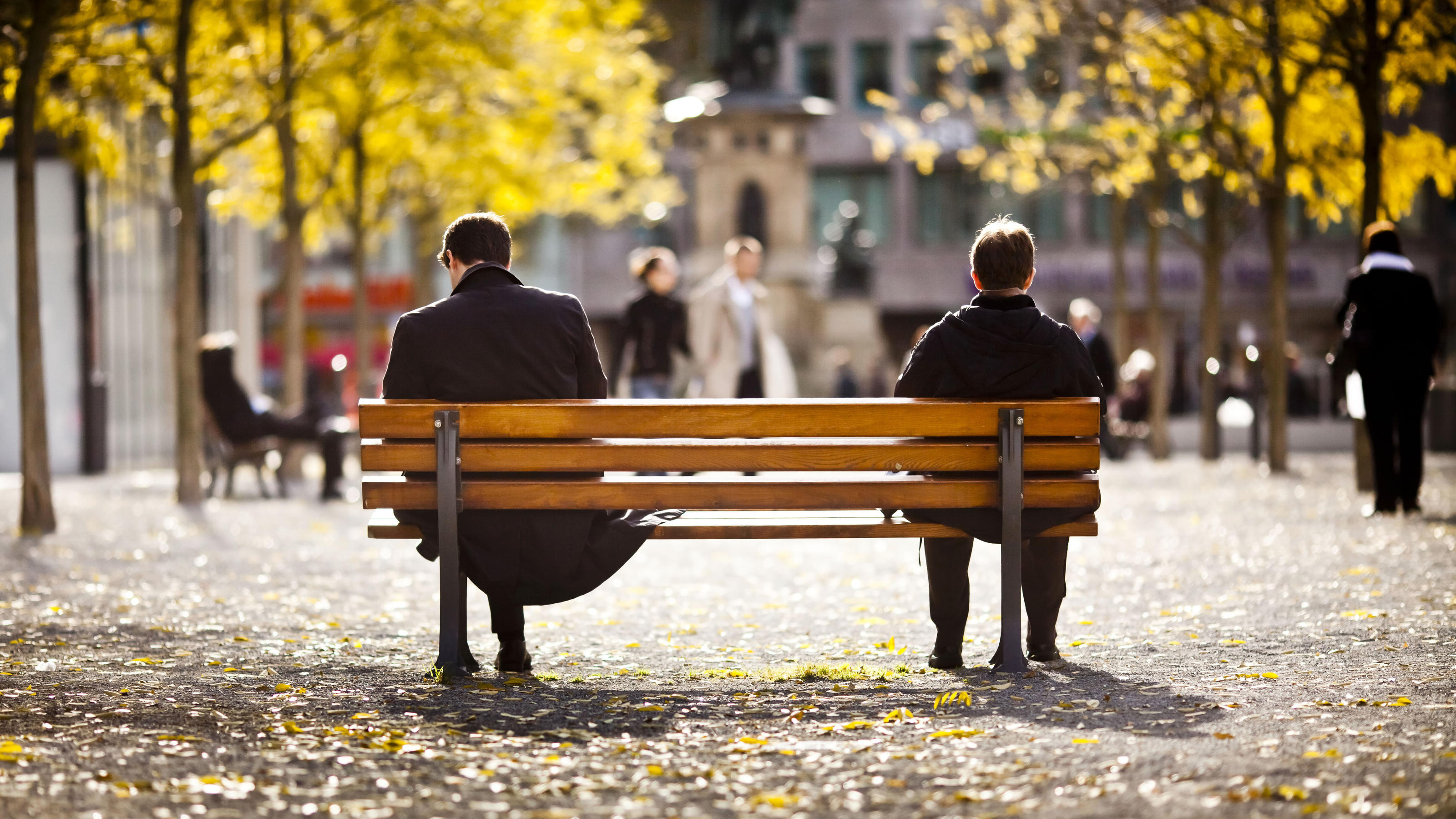 Kommt nach dem miesen Sommer ein goldener Herbst? Zwei Männer genießen das sonnige Novemberwetter.