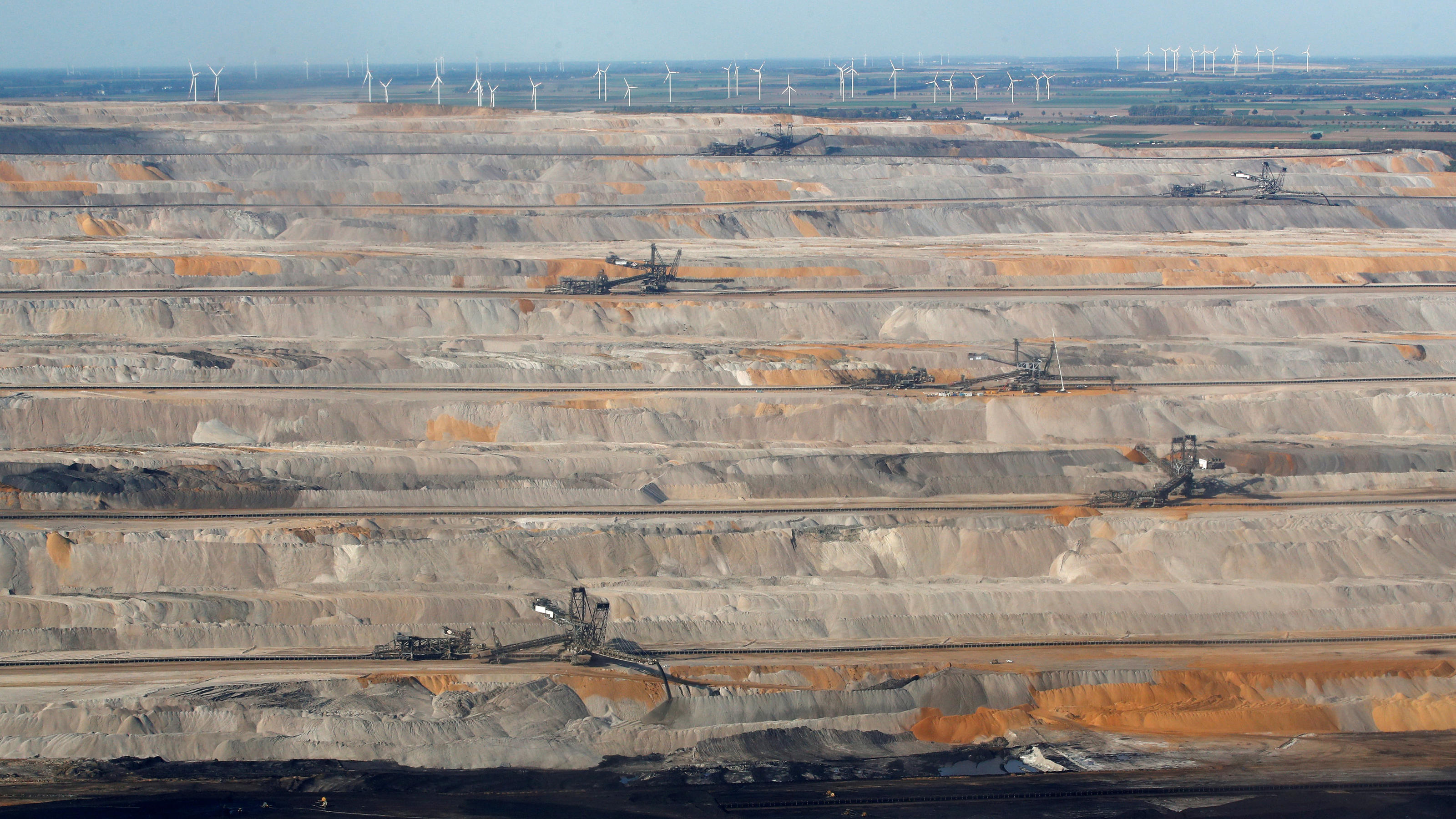 Tobis Radblog: Kraftausdauer auf der Allrather Kippe FILE PHOTO: An aerial view of excavators in the Hambach open-cast mine of German utility RWE near the western German town of Kerpen-Buir west of Cologne, Germany, October 6, 2018. REUTERS/Wolfgang Rattay/File Photo/File Photo