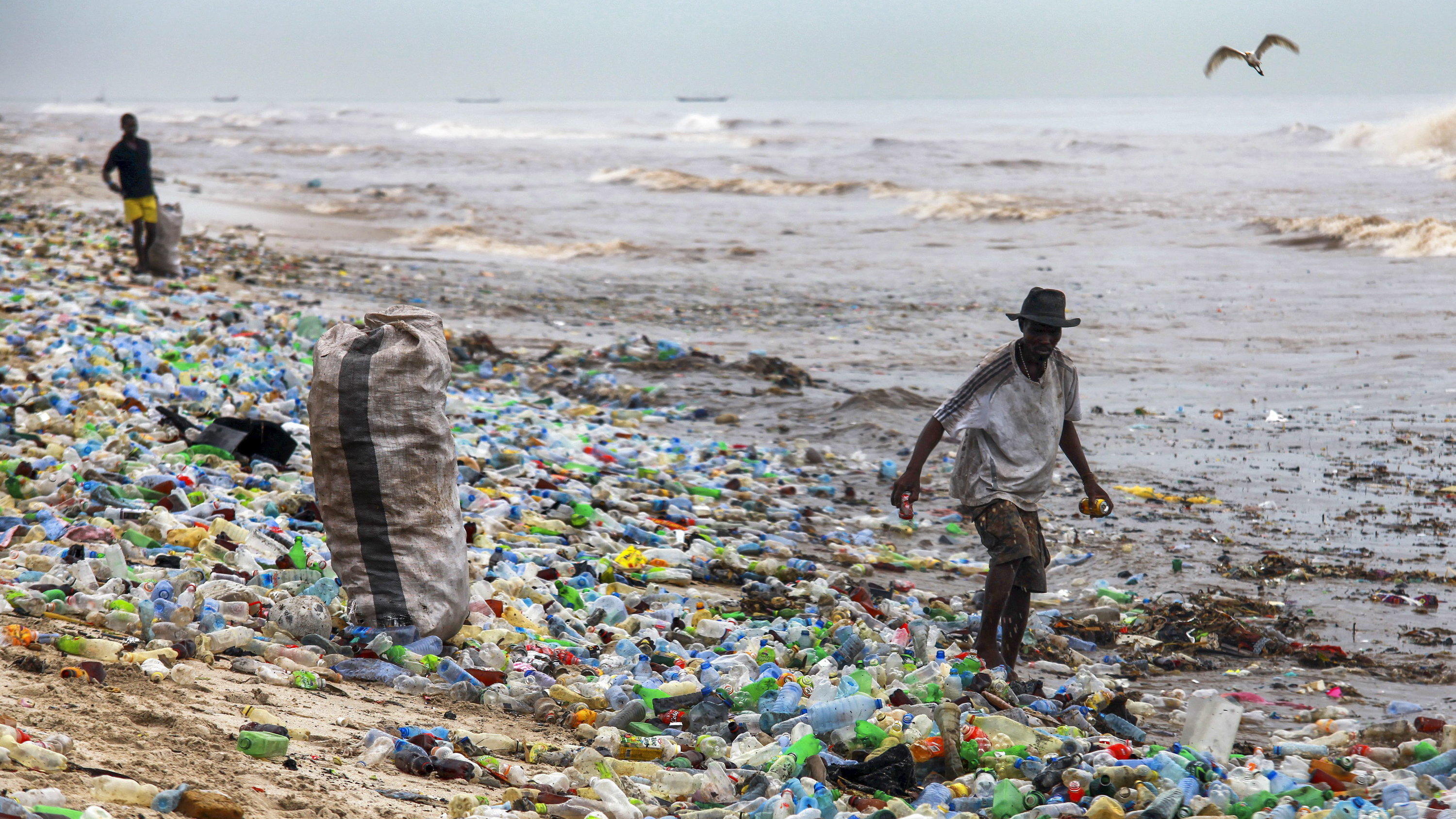 Plastik-Produktion für 4,5 Prozent der weltweiten Treibhausgase verantwortlich 13.06.2016, Ghana, Accra: Ein Mann sammelt verwertbares Material am verschmutzten Korle Gono Strand..