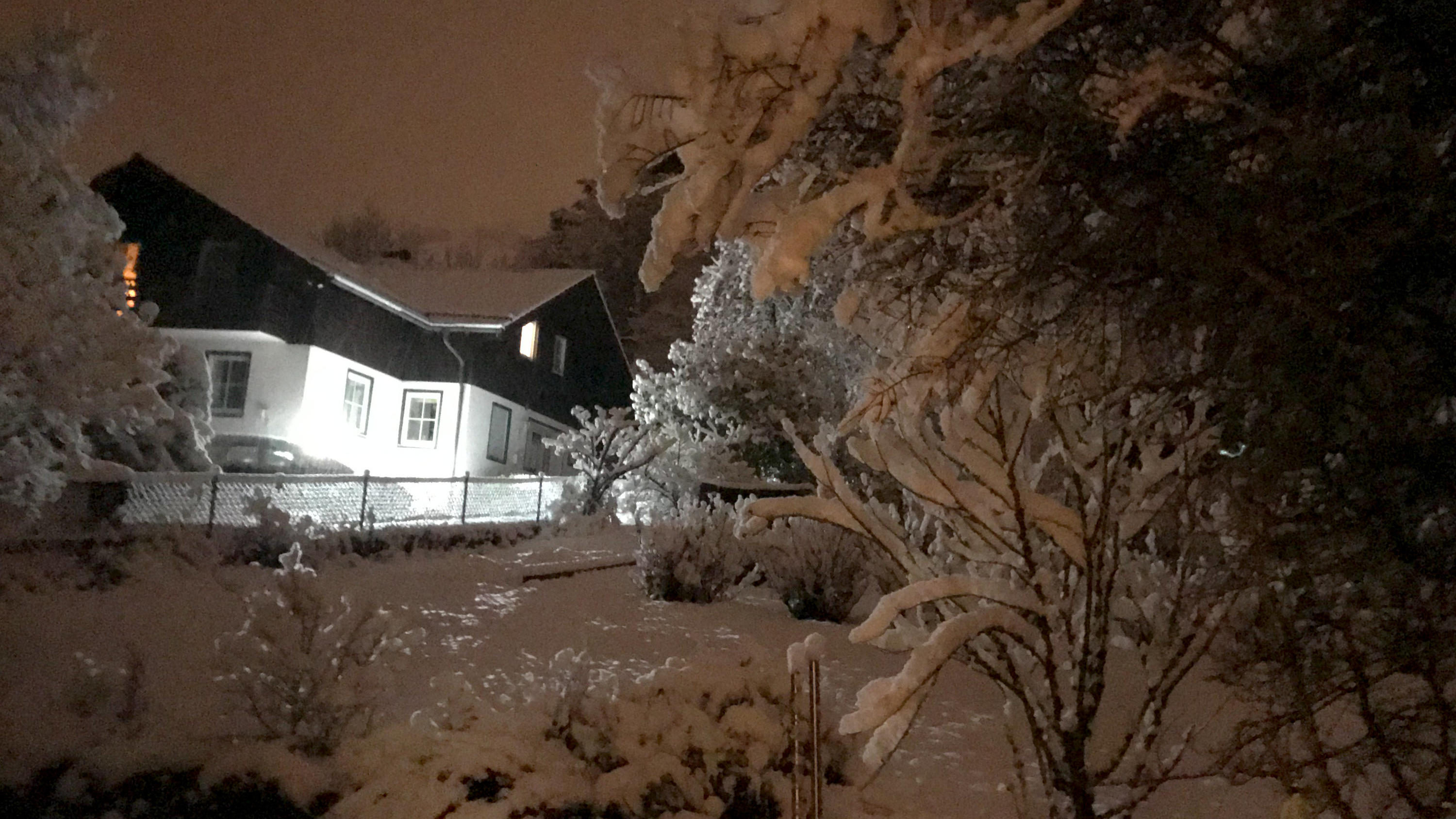 Erster Schnee im Süden Deutschlands: Nässe kann gefährliche Glätte bilden 27.11.2018, Hohenschäftlarn: Ein Haus in einem verschneiten Garten wird am frühen Morgen von einem Scheinwerfer beleuchtet. In der Nacht hat es in Teilen Ost- und Südbayerns Schneefälle gegeben. Foto: Stephan Jansen/dpa +++ dpa-Bildfunk +++