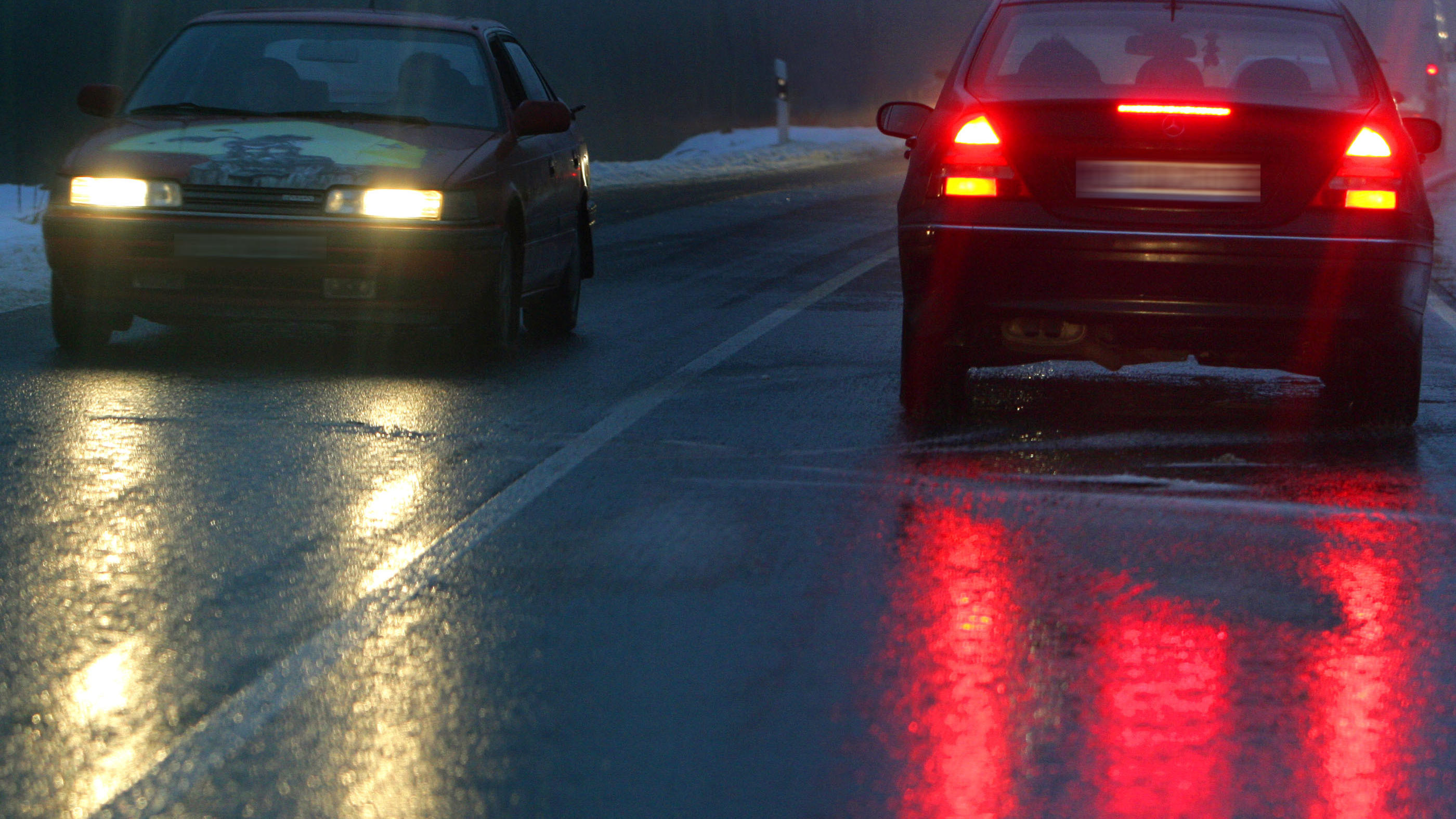Autofahren im Herbst: Das sind die größten Gefahren Reifglätte und überfrierende Nässe können für glatte Straßen sorgen.