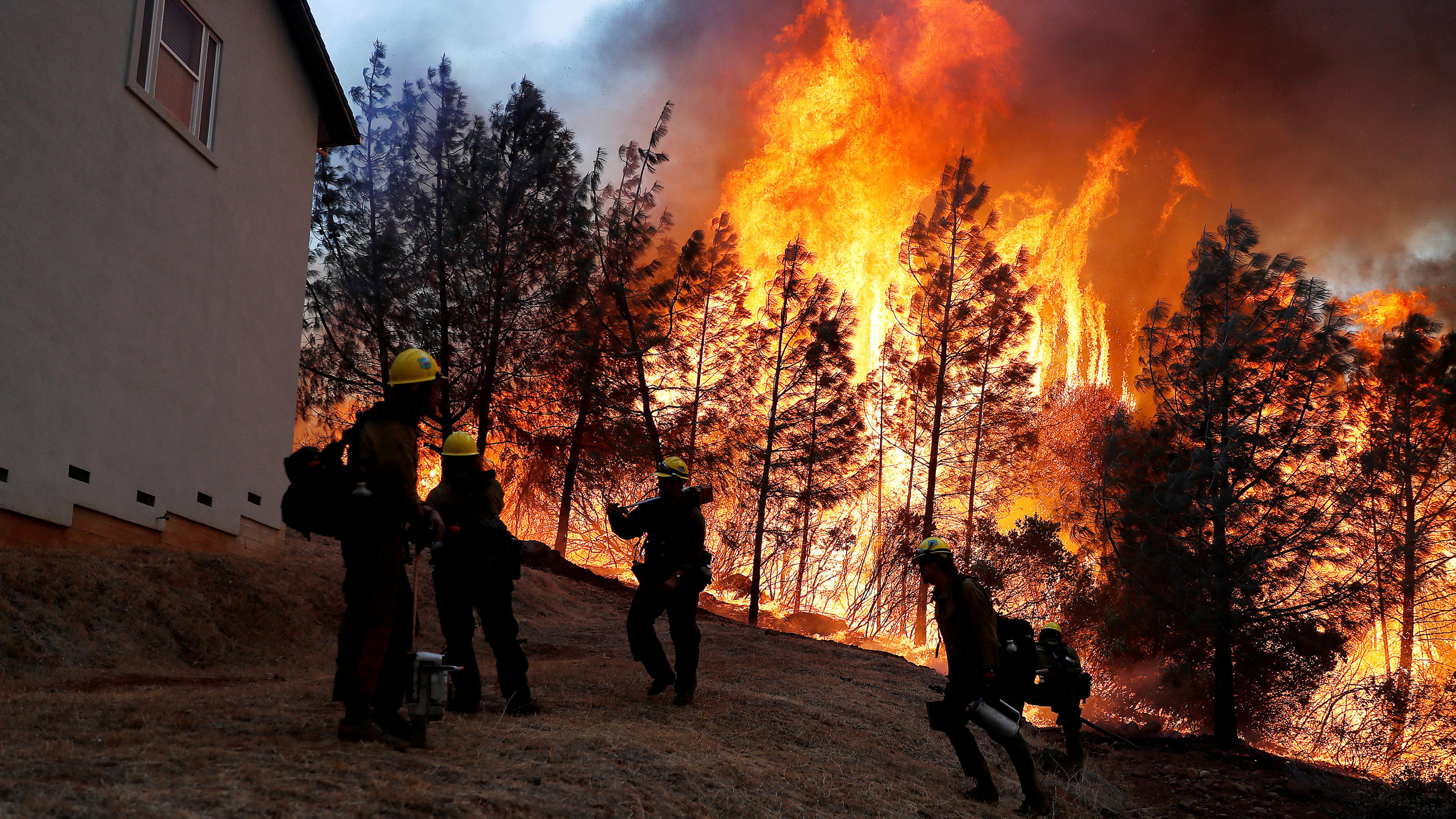 UN-Bericht: Einhaltung der Klimaziele nur mit dreifach höherer Anstrengung möglich FILE PHOTO: A group of U.S. Forest Service firefighters monitor a back fire while battling to save homes at the Camp Fire in Paradise, California, U.S. November 8, 2018. REUTERS/Stephen Lam/File Photo