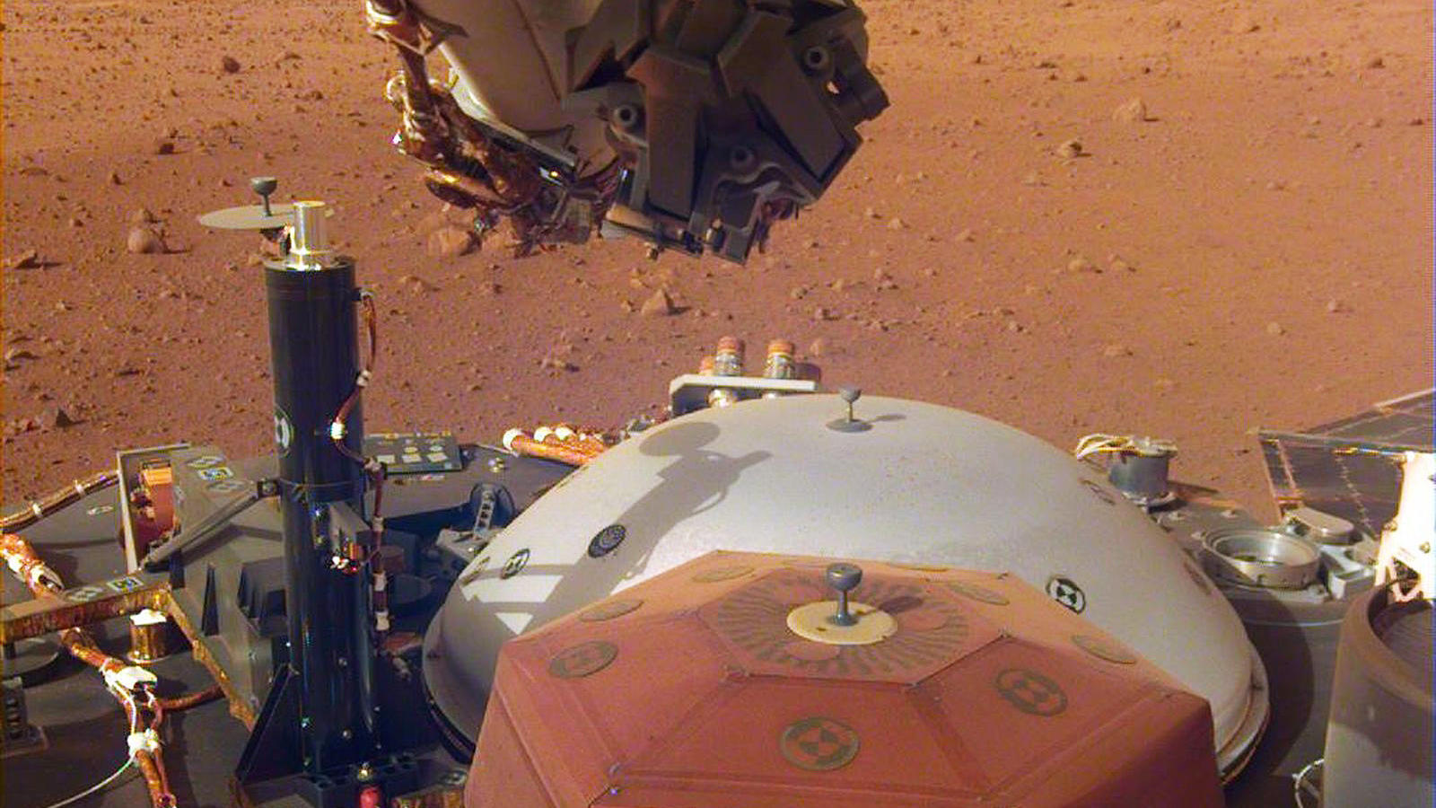 Minus 17 Grad und Südwestwind: Nasa bietet Wetterberichte vom Mars an 04.12.2018, ---, Mars: Die Mars-Sonde InSight auf dem roten Planeten. Gut zu erkennen sind Instrumente auf der Oberfläche der Sonde. Die Aufnahme stammt von einer Kamera am Roboterarm der Sonde. Auf ihrer Website veröffentlichte die Nasa am 07.12.201
