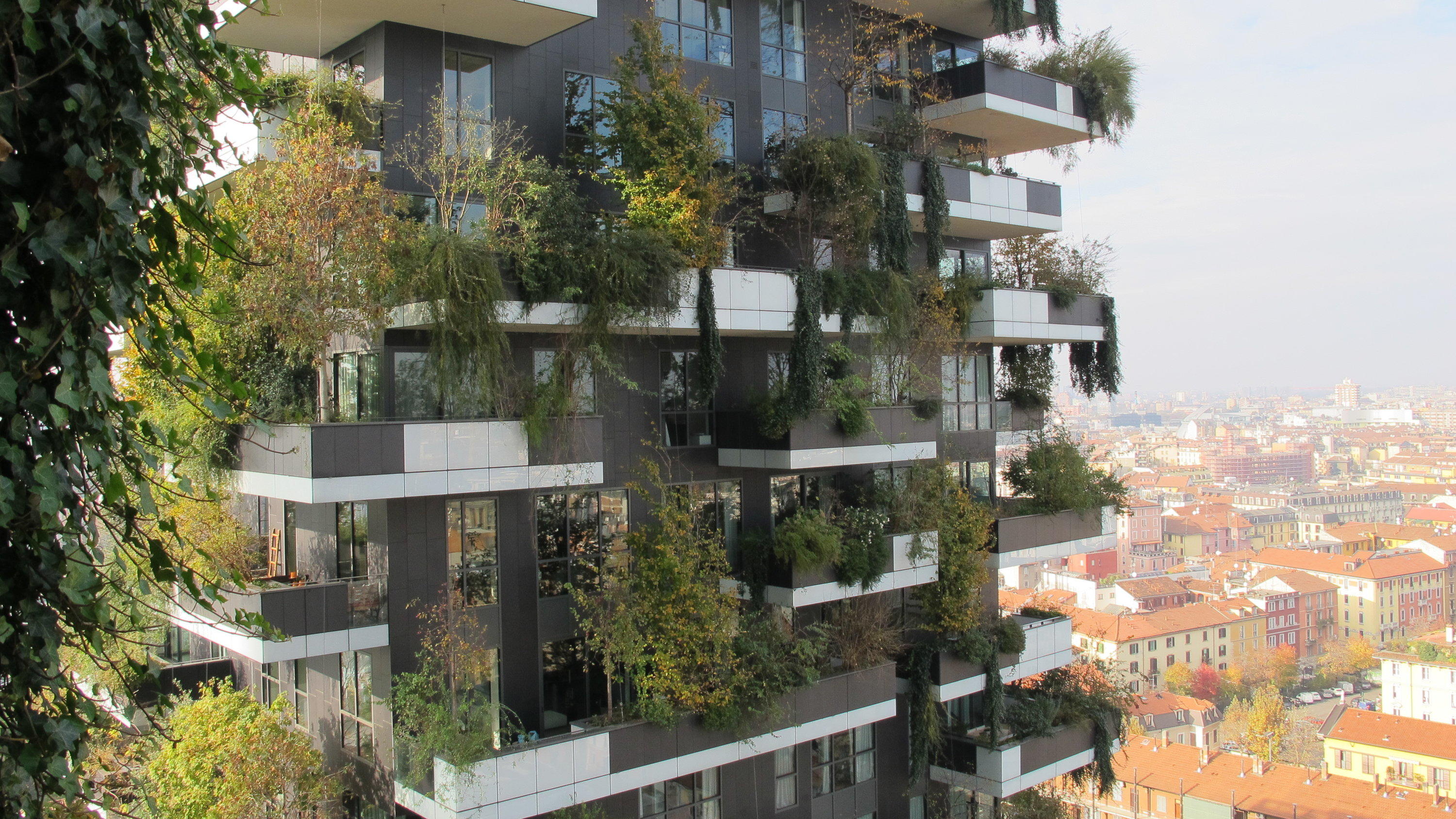 Neue Ideen für den Kampf gegen den Klimawandel 26.11.2018, Italien, Mailand: Der «Bosco Verticale» (vertikaler Wald) des Mailänder Architekten Stefano Boeri. Pflanzen spenden Schatten und bilden Sauerstoff. Zwei bis drei Grad Unterschied werde zwischen Grün und bebauter Fläche werden gemessen. (z