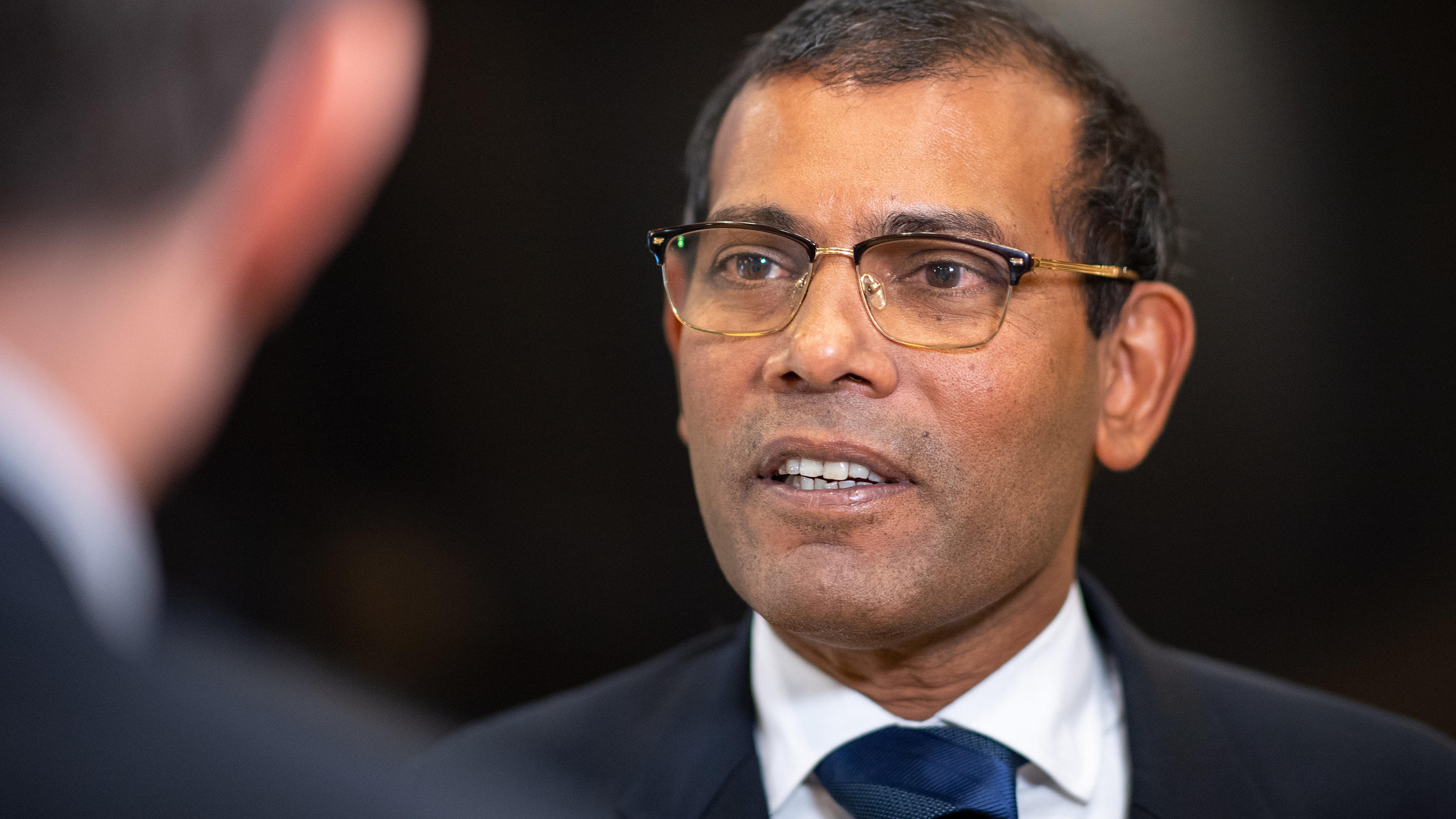 UN-Klimagipfel in Kattowitz: Ex-Präsident der Malediven beklagt Untätigkeit der Welt 13.12.2018, Polen, Kattowitz: Mohamed Nasheed, ehemaliger Präsident von Malediven, spricht nach einer Pressekonferenz beim Weltklimagipfel mit Journalisten. Der UN-Klimagipfel zum Klimawandel findet vom 03.-14.12.2018 in der südpolnischen Stadt Katto