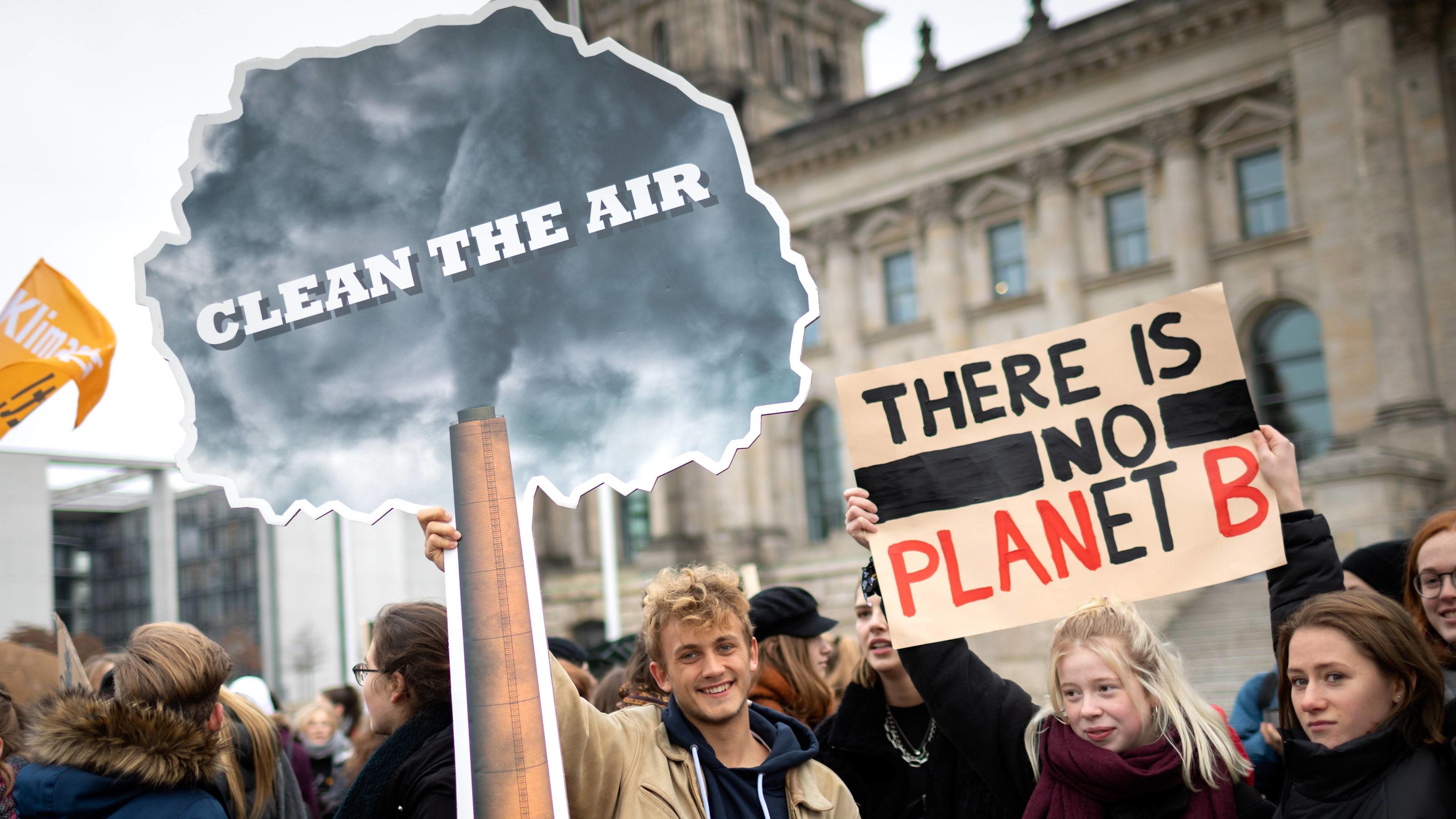 Grüne Ökonomie kann riesiger Wirtschaftsfaktor werden Schulstreik für Klimaschutz: Mehrere hundert Schüler und Schülerinnen protestieren vor dem Reichstagsgebäude in Berlin