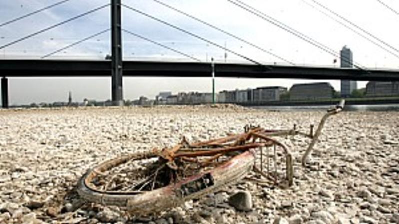 Der Klimawandel ist wesentlich tödlicher als das Coronavirus Ein altes Fahrrad liegt am Dienstag (24.04.2007) am Rheinufer am ausgetrockneten Rand des Flussbettes in Düsseldorf. Der Rhein führt hier durch die Trockenheit der letzten Wochen Niedrigwasser. Der Klimawandel birgt große Gefahren für die Gesundheit