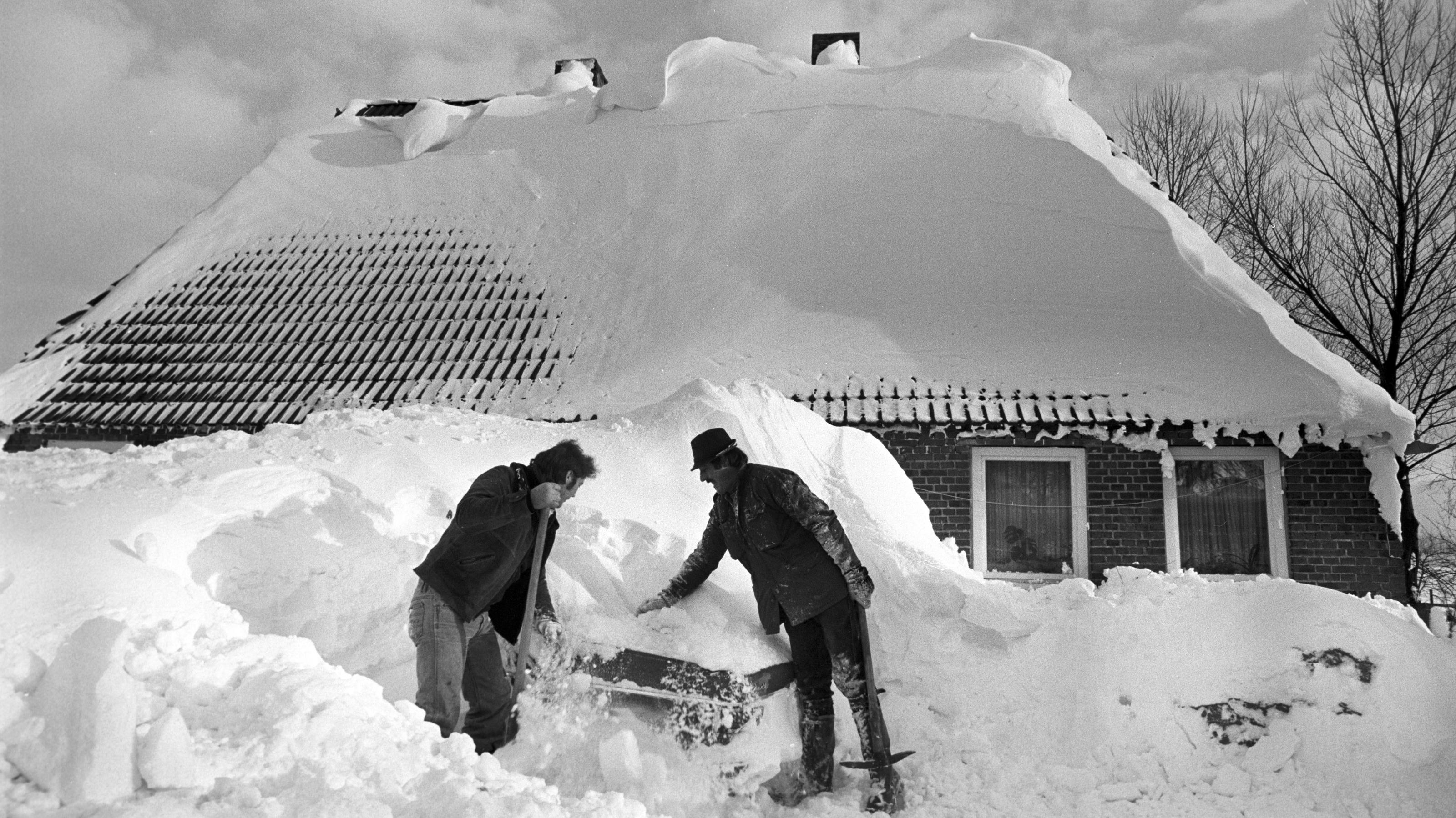 Jahrhundertwinter in Schleswig-Holstein: 40 Jahre nach der Schneekatastrophe Nach und nach, wie hier in Loose (Kreis Rendsburg - Eckernförde), finden sich die Autos unter den Schneemassen wieder ein, aufgenommen am 03.01.1979. Der Temperatursturz vom 29. Dezember 1978 führte in Norddeutschland, dem Norden der DDR, Dänemark un