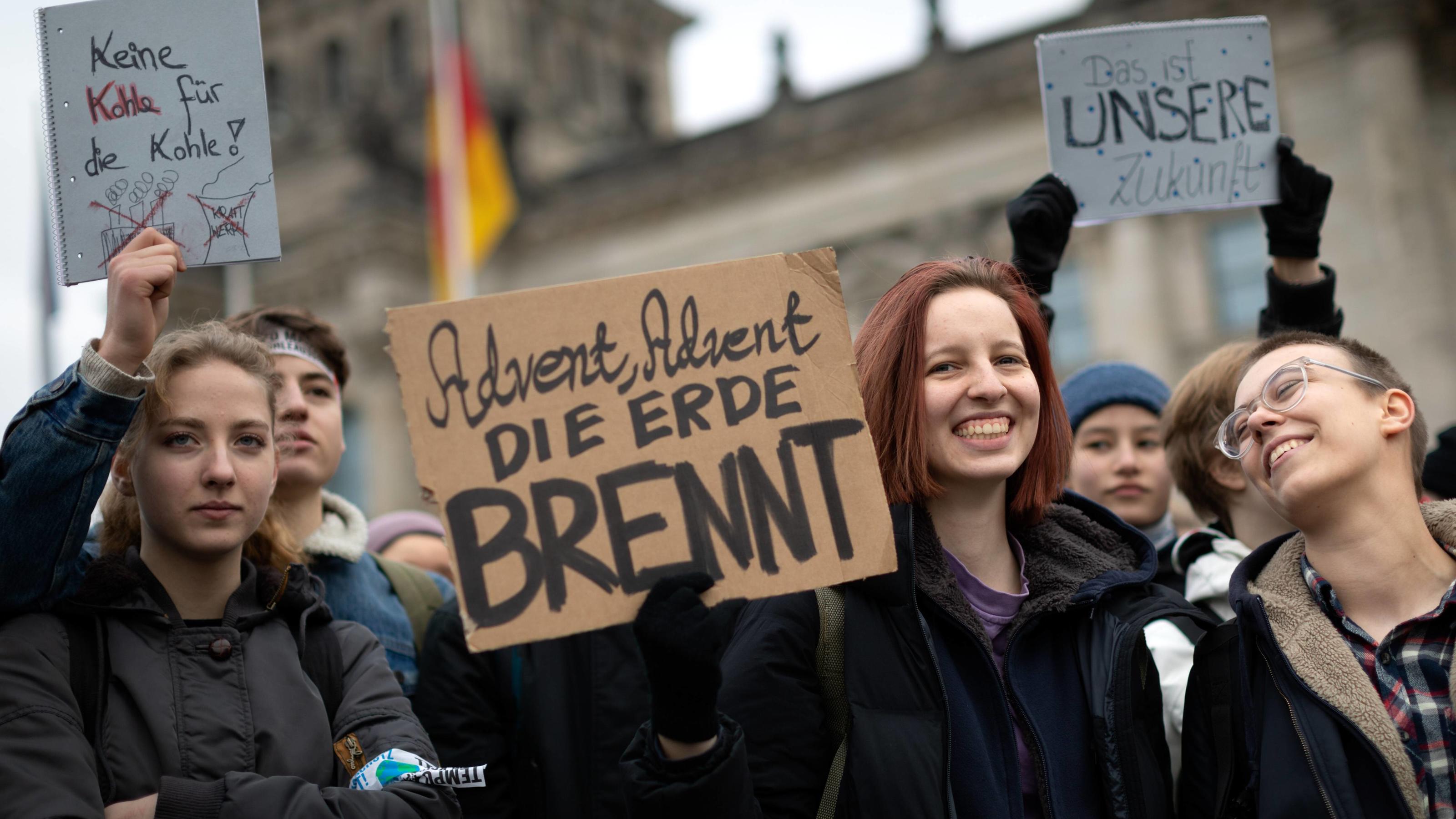 Olis Klimablog: Muss eine 16-Jährige die Welt retten? Und was macht eigentlich unsere Politik? Schulstreik für Klimaschutz Schulstreik für Klimaschutz: Mehrere hundert Schüler und Schülerinnen protestieren vor dem Reichstagsgebäude in Berlin unter dem Motto Fridays for Future für Klimaschutz und einen Ausstieg aus der Kohleverstromung. Vorbild