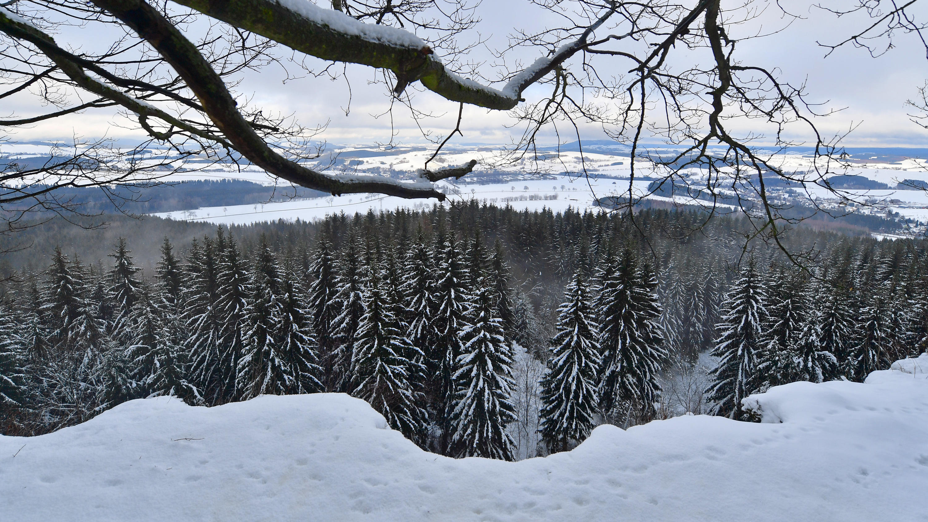 So extrem war das Wetterjahr 2018 ARCHIV - 20.12.2018, Sachsen, Scheibenberg: Eine wundervolle Winterlandschaft mit Blick Richtung Annaberg-Buchholz liegt dem 807 Meter hohen Scheibenberg im Erzgebirge zu Füßen. Der Berg gehört zu den drei großen Basaltbergen im Westerzgebirge und is