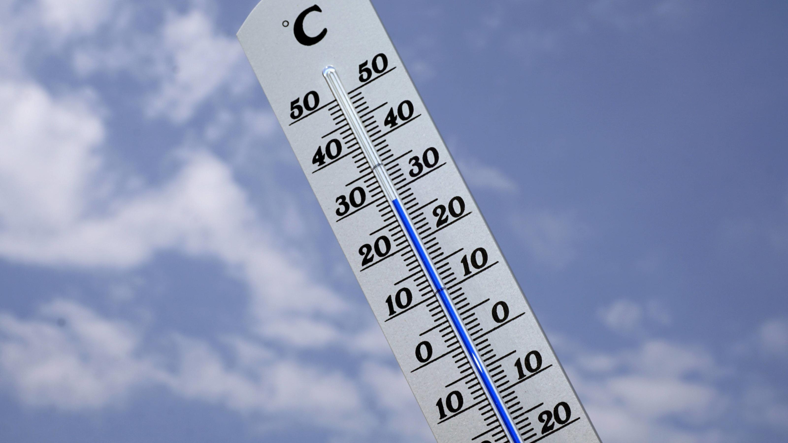 So extrem war das Wetterjahr 2018 News Bilder des Tages 02.08.2018, Sommerhitze, das Thermometer zeigt 37 Grad Celsius Hitze an. 02.08.2018, Sommerhitze, Rekordtemperaturen 02.08.2018, Sommerhitze, Rekordtemperaturen *** 02 08 2018 summer heat the thermometer shows 37 degrees Celsius
