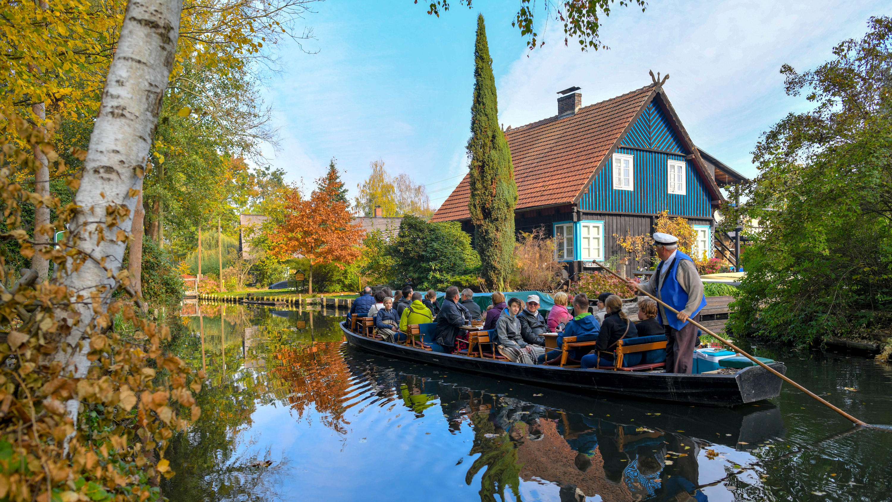 So extrem war das Wetterjahr 2018 ARCHIV - 18.10.2018, Brandenburg, Lehde: Touristen fahren mit einem Kahn über ein Fließ im herbstlichen Spreewald. (zu dpa «Brandenburg steuert auf weiteren Tourismusrekord zu» vom 24.12.2018) Foto: Patrick Pleul/ZB/dpa +++ dpa-Bildfunk +++