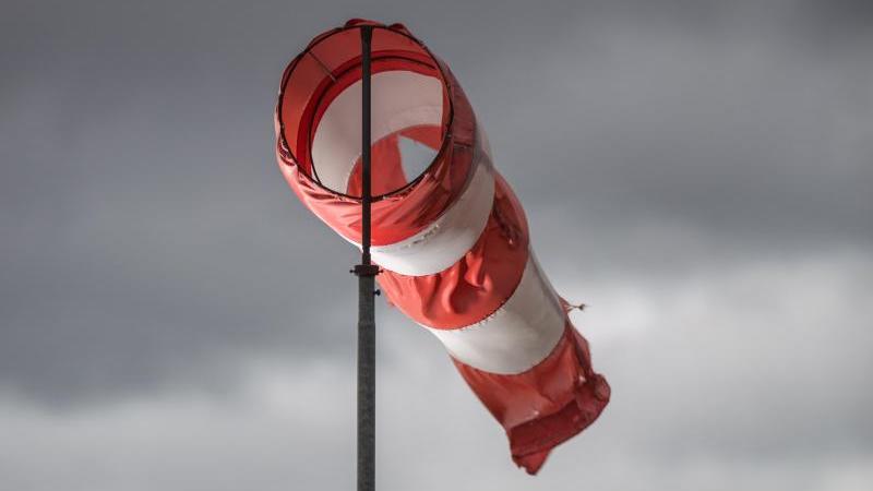 Atlantikorkan trifft Europa - und bringt uns wieder mildere Luft Die Zeichen stehen auf Sturm. Besonders heftig wird es im Süden der britischen Inseln und in Teilen Frankreichs.