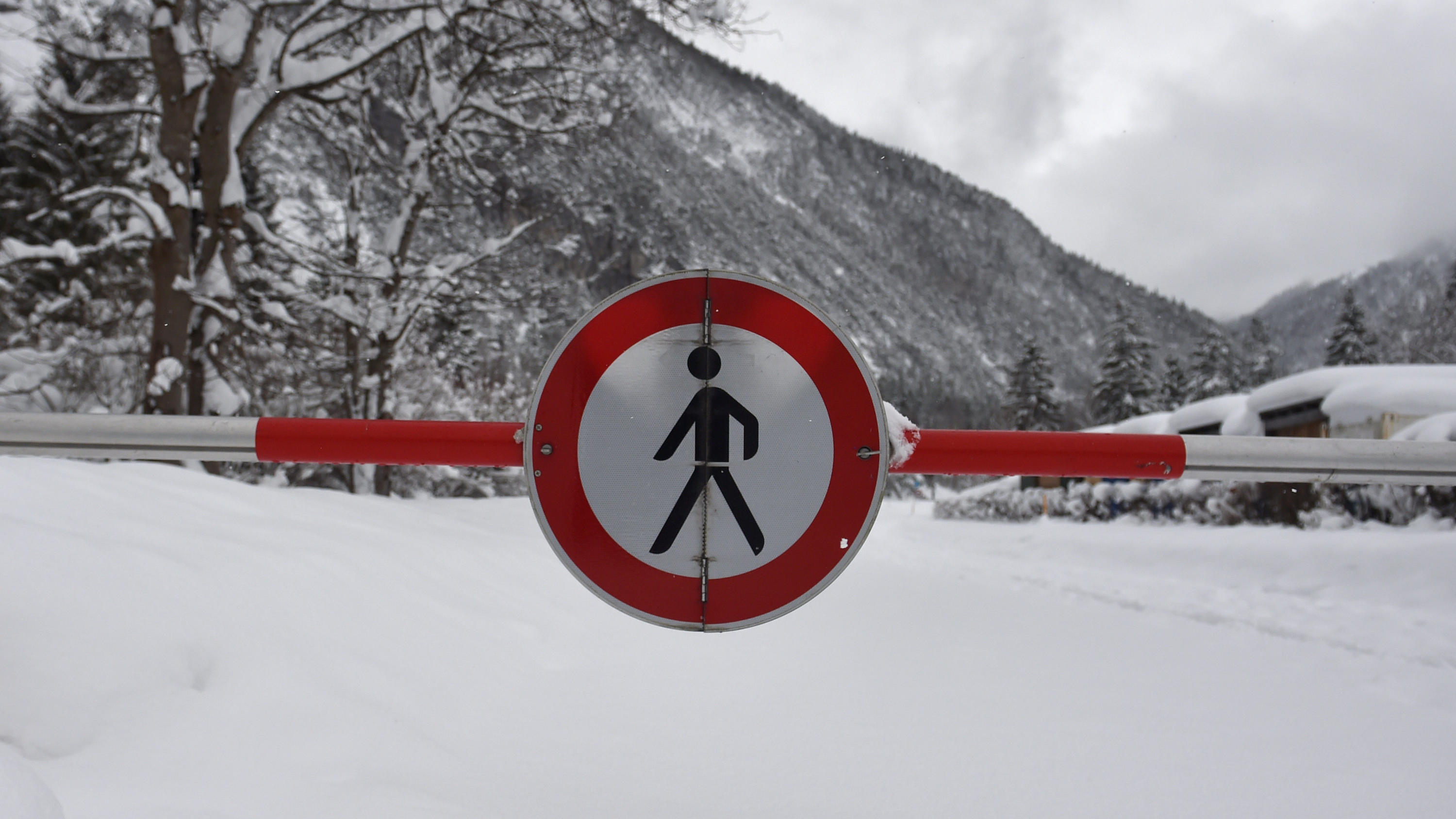 Schneemassen lähmen Bayern: Katastrophenalarm und Verkehrschaos 07.01.2019, Bayern, Garmisch-Partenkirchen: Die Straße nach Österreich ist am Grenzübergang Mittenwald-Scharnitz auf Grund der Lawinengefahr gesperrt. Foto: Angelika Warmuth/dpa +++ dpa-Bildfunk +++