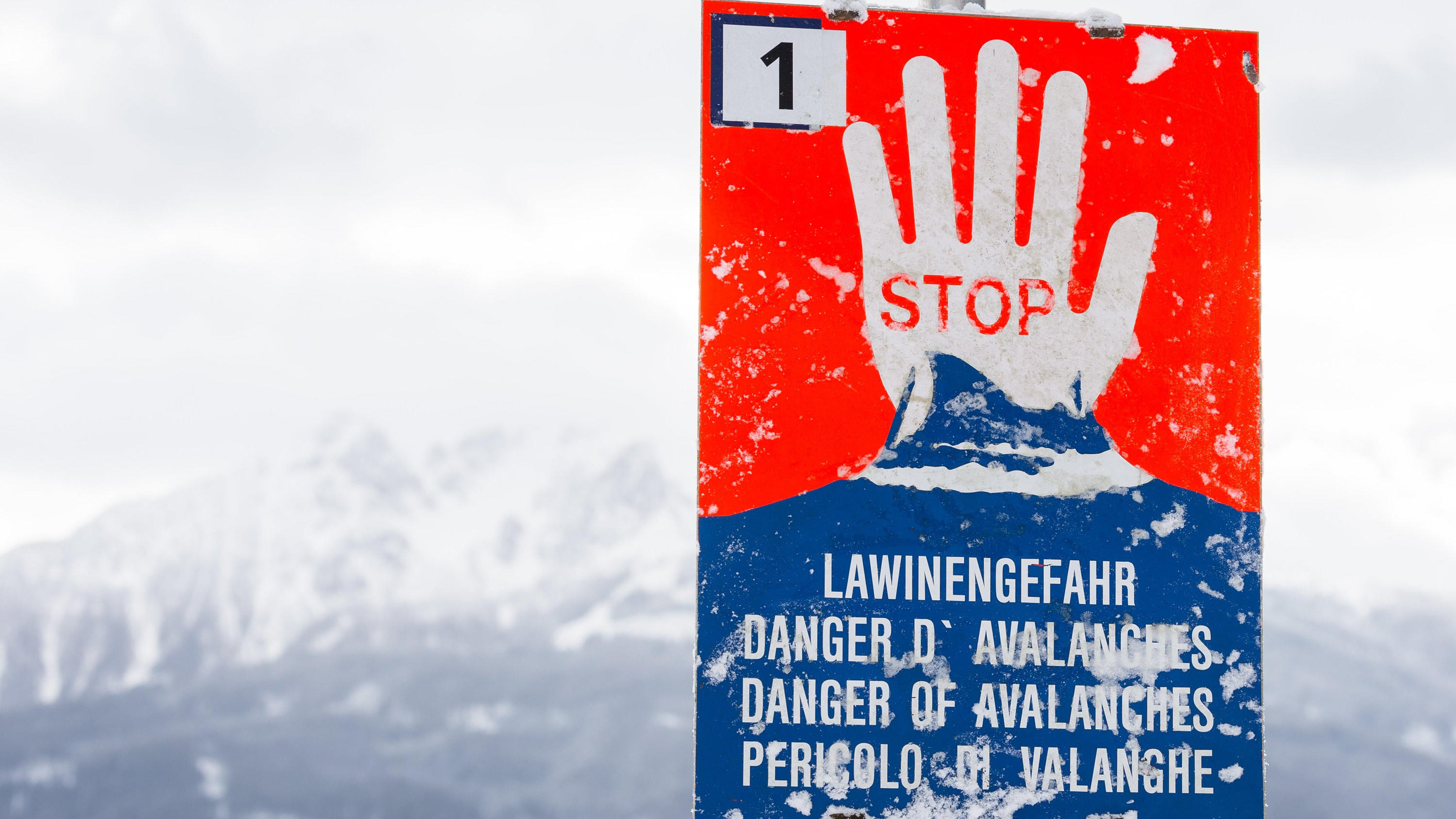3 junge Menschen sterben bei Lawinenabgang in Österreich ARCHIV - 03.01.2019, Österreich, Innsbruck: ILLUSTRATION - Ein Warnschild mit der Aufschrift