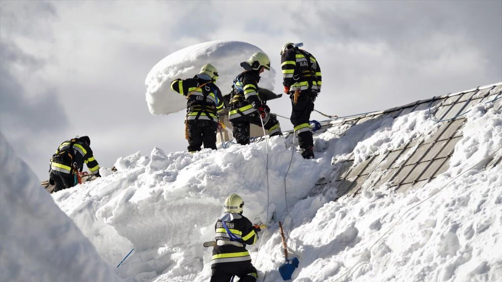 Die schlimmsten Wetter-Kapriolen im Januar 14.01.2019, Österreich, Mariazell: Einsatzkräfte befreien ein Dach in Mariazell von der Schneelast. Seit dem 05. Januar standen bisher rund 3.700 Feuerwehrleute in der Steiermark im schneebedingten Hilfseinsatz.