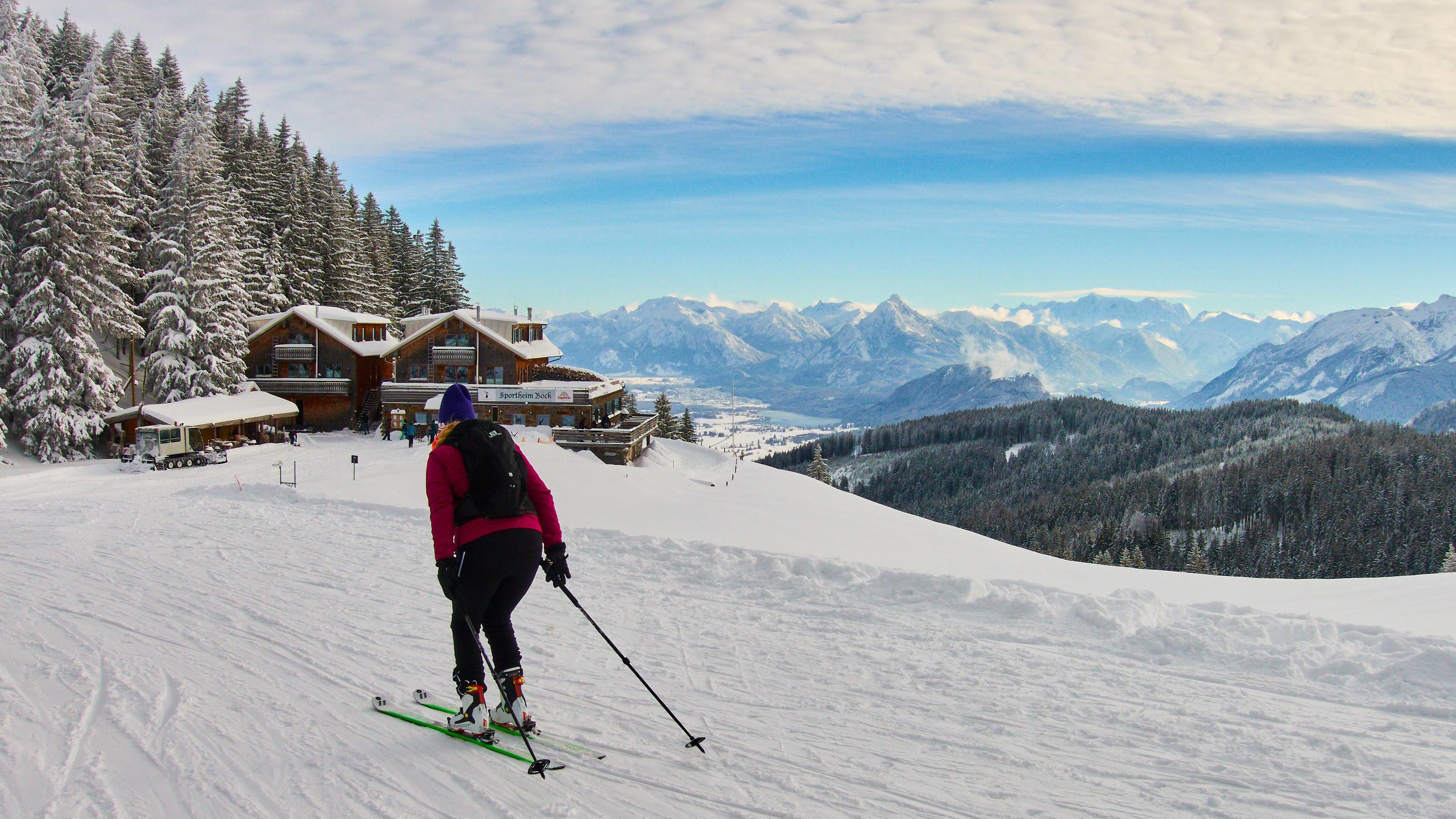 Winterwetter in Deutschland: Der Januar bleibt frostig und verschneit Mountain hut Sportheim Böck with panoramic view at the lift Alpspitzbahn on the mountain Alpspitz in Nesselwang, Allgäu, Bavaria, Germany, January 11, 2019. Photographer: Peter Schatz