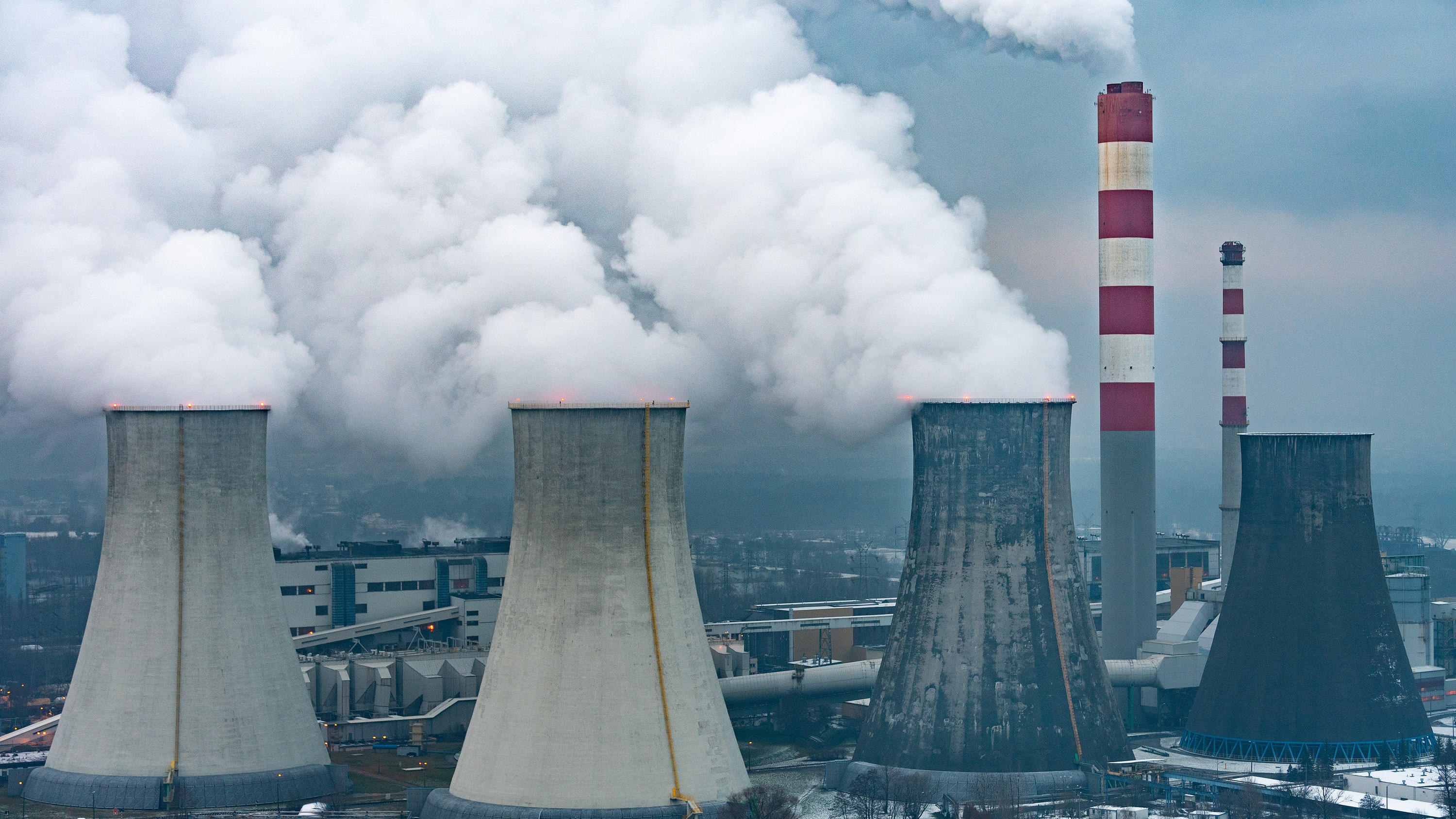 Olis Klimablog: Darum ist der Klimawandel menschengemacht ARCHIV - 12.12.2018, Polen, Laziska Gorne: Rauch und Wasserdampf steigen aus den Schornsteinen und Kühltürmen im Kohlekraftwerk Laziska bei Kattowitz. Bis 14. Dezember findet in der südpolnischen Stadt der UN-Klimagipfel zum Klimawandel statt. (zu dp