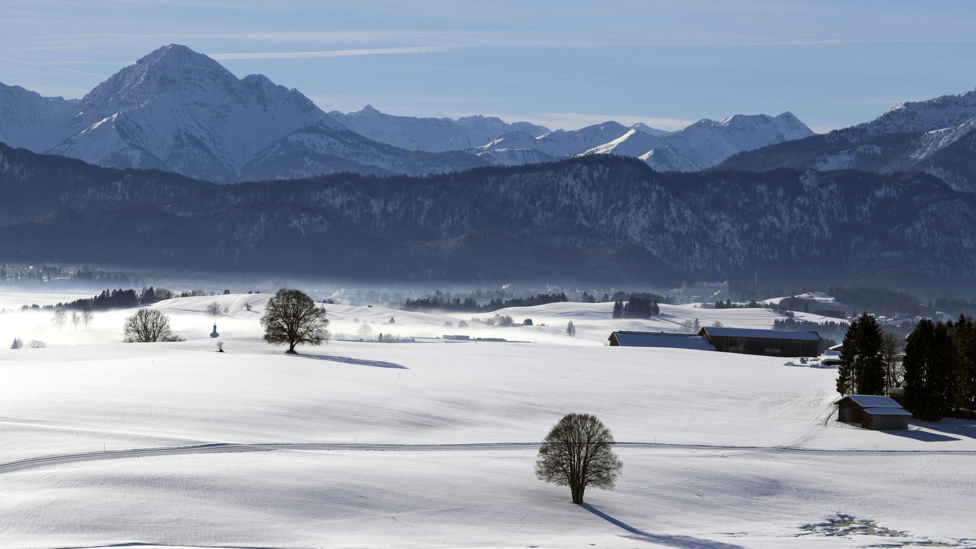 Locker -20 Grad in den Bergen - überall strenger Frost in Deutschland 16.01.2019, Winterlandschaft bei Füssen im Allgäu. Panoramablick ins Tal mit den Alpengipfeln im Süden. Im Morgennebel liegt die STADT FÜSSEN. 16.01.2019, Winterlandschaft bei Füssen 16.01.2019, Winterlandschaft bei Füssen *** 16 01 2019 Winter lands